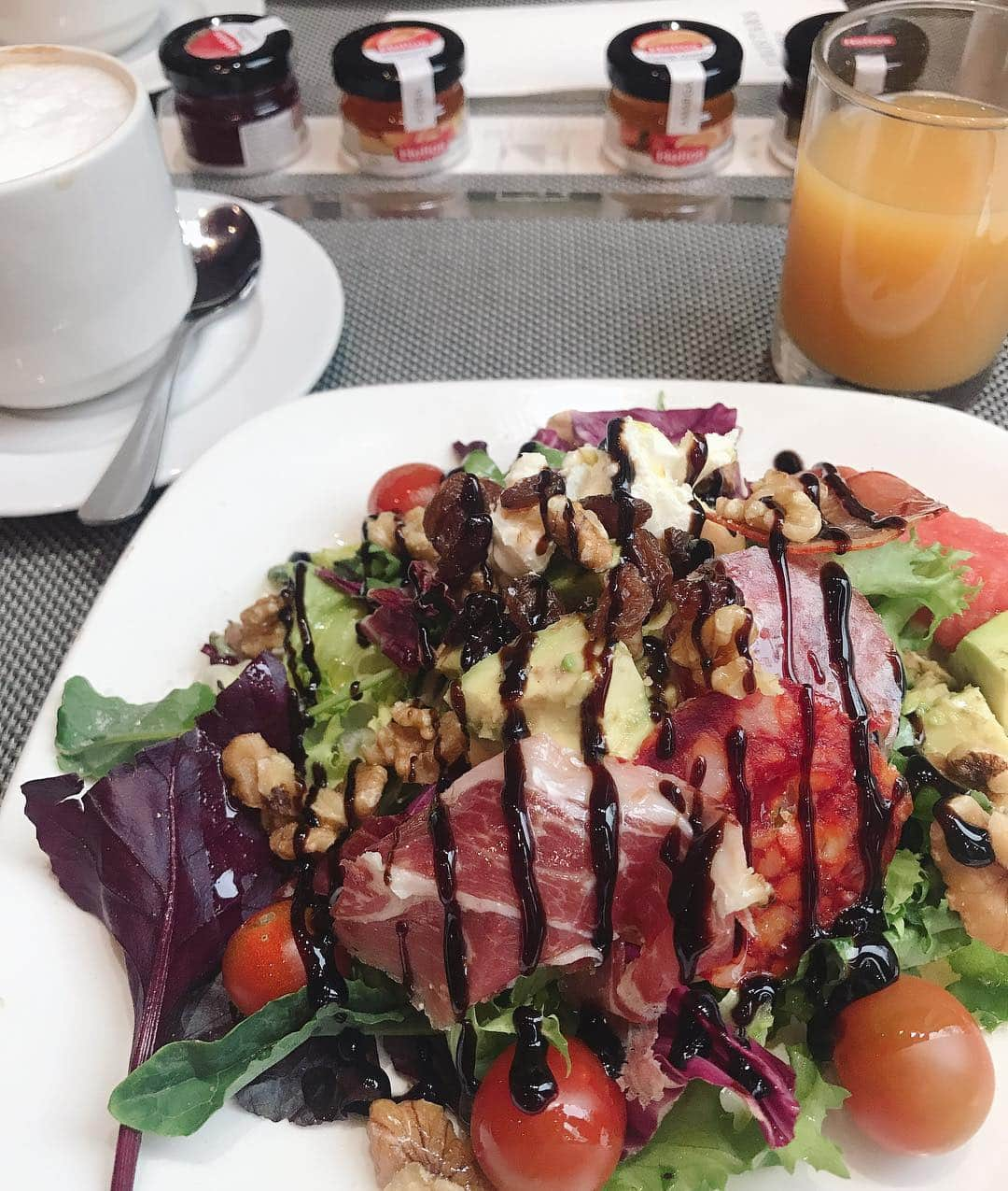 金子エミさんのインスタグラム写真 - (金子エミInstagram)「Salami, aguacate, jamón, nueces, pasas, queso crema, desayuno de tortilla!」3月31日 15時53分 - emikaneko1114