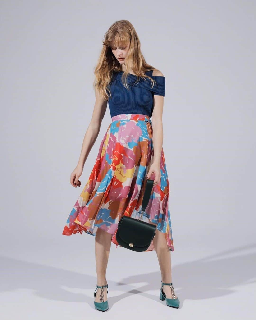 REDYAZELさんのインスタグラム写真 - (REDYAZELInstagram)「【NOW ON SALE】 ✔️TOPS ¥5,990+tax . ✔️SKIRT ¥11,000+tax . ✔️BAG ¥5,990+tax . ✔️SHOES ¥11,000+tax . . . #REYAZEL #REDYAZEL2019SS #MarchLook #style #coordinate #fashion #blouse #design #knit #skirt  #レディアゼル」3月31日 15時54分 - redyazel
