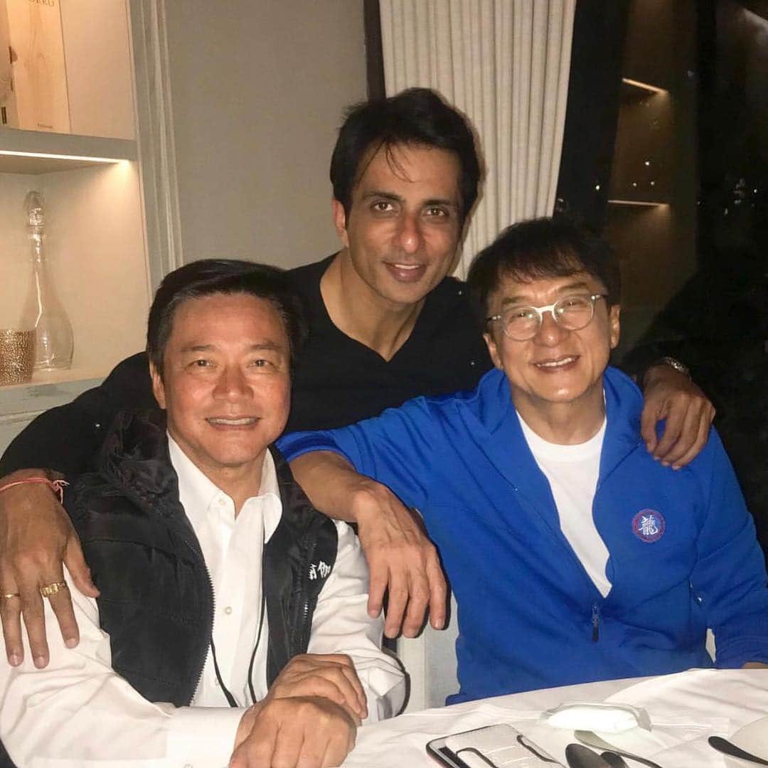 ジャッキー・チェンのインスタグラム：「Keep smiling because this is the key to have a happy life.」