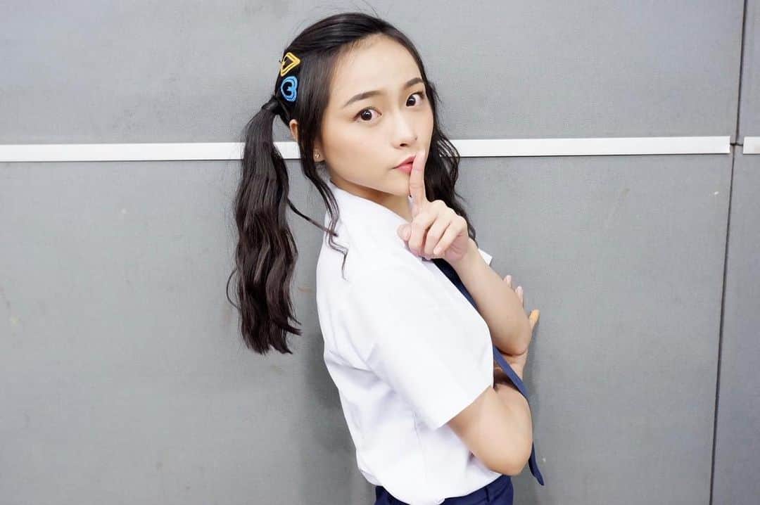 ロナ・アングラエニのインスタグラム：「Anak EsEmPe.. . . . . . . . . . 10 tahun yang lalu #JKT48HighTensionHandshakeFestival」