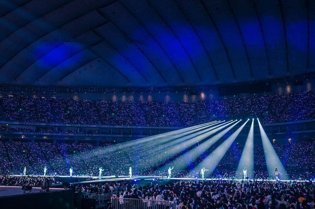 ワーナーミュージック・ジャパンさんのインスタグラム写真 - (ワーナーミュージック・ジャパンInstagram)「#TWICE ついに夢の東京ドームに降臨‼️ 10万人の熱狂に負けない圧巻のステージ✨ ・ 追加公演含め全公演一般発売のチケットも1分で完売した初のドームツアー「TWICE DOME TOUR 2019 “#Dreamday”」74m巨大スクリーンや世界初のシステムも導入😲 ・ 最強ベストアルバム第二弾「#TWICE2」も新記録の快挙！オリコンウィークリー1位獲得🎊✨ ・ ライブレポートはワーナーミュージック・ジャパンのFacebookにて公開中🎶 ・ 撮影：田中聖太郎」3月31日 15時56分 - warnermusic_jp