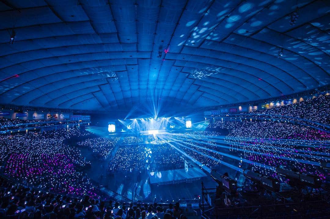 ワーナーミュージック・ジャパンさんのインスタグラム写真 - (ワーナーミュージック・ジャパンInstagram)「#TWICE ついに夢の東京ドームに降臨‼️ 10万人の熱狂に負けない圧巻のステージ✨ ・ 追加公演含め全公演一般発売のチケットも1分で完売した初のドームツアー「TWICE DOME TOUR 2019 “#Dreamday”」74m巨大スクリーンや世界初のシステムも導入😲 ・ 最強ベストアルバム第二弾「#TWICE2」も新記録の快挙！オリコンウィークリー1位獲得🎊✨ ・ ライブレポートはワーナーミュージック・ジャパンのFacebookにて公開中🎶 ・ 撮影：田中聖太郎」3月31日 15時56分 - warnermusic_jp