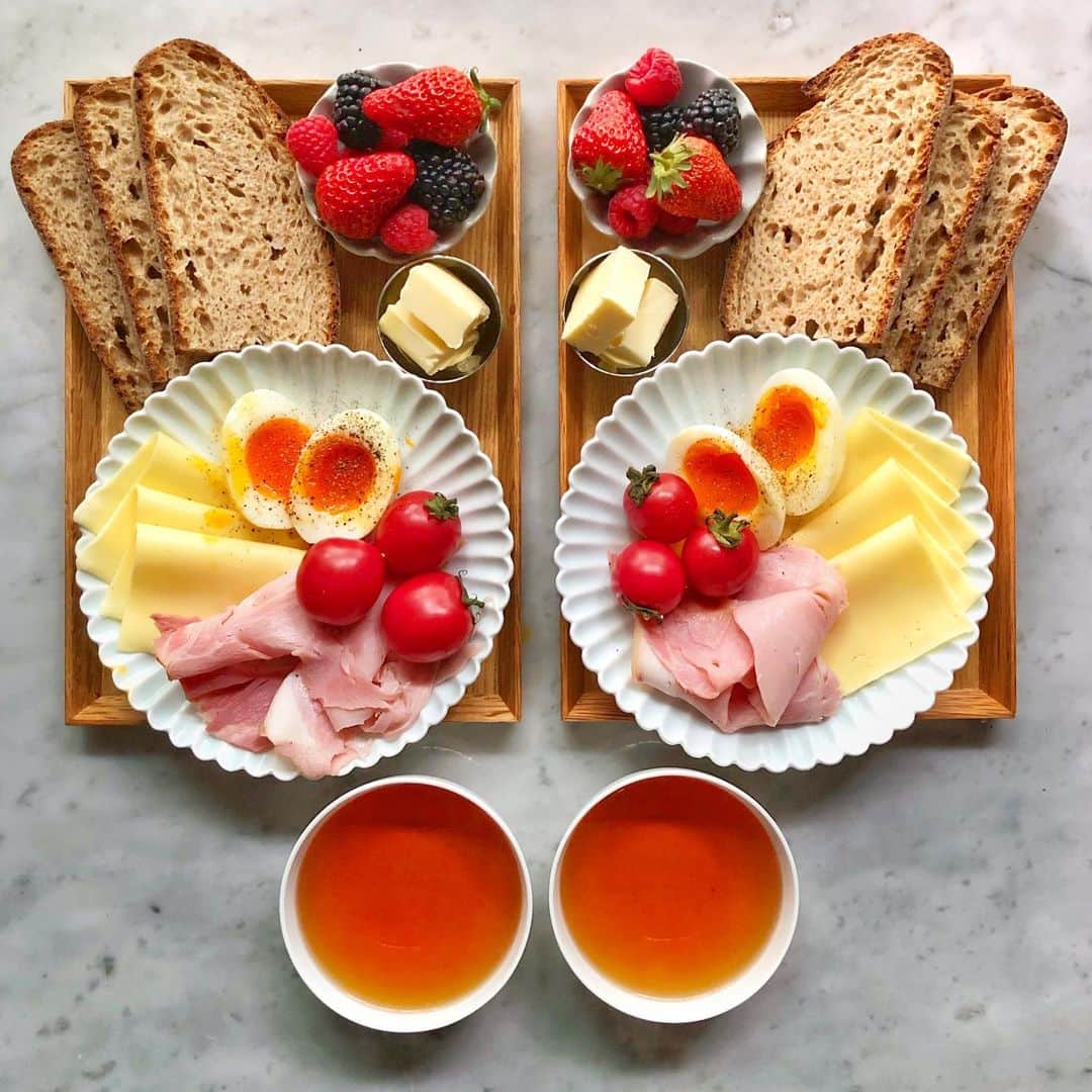 Symmetry Breakfastさんのインスタグラム写真 - (Symmetry BreakfastInstagram)「Sunday: A gorgeously simple Continental Style breakfast, something you can whip up in less time than it takes to boil an egg! In today’s demo I’m talking about eggs, boiled and fudgey, fried and poached 🥚🍳🐣 of course there are many ways to do it, but I hope for all of you that have either fucked it up or maybe never even tried, you’ll give it another go 🙌🏼 Full videos on the Stories and later in the Highlights 📽📽📽 - - - - - - - - - - - - - - - - - - - - - - - - Boiled Eggs 1.5ltr (6 cups) cold water Eggs, approx 65-70g (with the shell on) 1 - Pan on the heat and put the eggs into the cold water 2 - Set a timer for 9 minutes 3 - Remove the eggs and plunge into ice water for 5 minutes 4 - Peel and consume! Things to remember - eggs are at room temperature and if you want to make them more firm, try in one minute increments and see what you like best! - - - - - - - - - - - - - - - - - - - - - - - - Fried eggs 1 tsp butter for two eggs 1 - Pan on a low heat with butter 2 - Crack the eggs into small cups 3 - Gently pour the egg into the pan and cook for 45 seconds 4 - Season, salt, pepper, sumac, herbs, your choice 5 - Put a lid on the pan and turn off the heat, leave for 2-3 minutes for the top to cook 6 - Flip for over easy and serve - - - - - - - - - - - - - - - - - - - - - - - - Poached eggs 2 tbsp White vinegar or white wine vinegar 1 - Crack your eggs into small cups 2 - Bring a frying pan of water to a boil and then turn down to a gentle simmer 3 - Add the vinegar 4 - Gently lower the eggs into the water and leave for 2 minutes 5 - If the tops are poking out above the water, gently baste with a spoon 6 - After 3 minutes, using a slotted spoon, gently lift the eggs out and drain on kitchen paper #symmetrybreakfast #recipe #eggs」3月31日 15時58分 - symmetrybreakfast