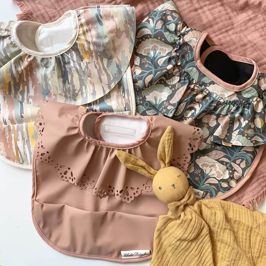 blossom39_officialのインスタグラム：「. 《Elodie details》のお食事エプロンに 新作が登場いたしました！ . ギャザーがたっぷり入った襟のデザインがとってもキュート♡ . （スワイプしてね👆） 大きなおメメとお耳のモンキーののデザインや、大きな羽がついたデザインもおすすめです！ . 専用のギフトBOXとハンガー付きなので、贈り物にもご自宅用にも嬉しい商品です！ . #blossom39 #ブロッサム39 #elodiedetails #エロディディテールズ #お食事エプロン #赤ちゃんのいる生活」