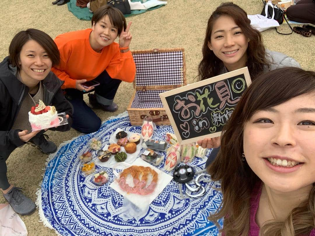 植草歩さんのインスタグラム写真 - (植草歩Instagram)「お花見🌸おしゃピク🍡 最高だった❥︎:❥︎🔫 爆笑しまくった🤣🤣🤣 笑うことが最高のリフレッシュ💓 . #お花見⁠ ⁠ #桜⁠ ⁠ #おしゃピク #おしゃれピクニック #新宿御苑 #空手仲間 #全階級集合」3月31日 16時02分 - ayayumin0725