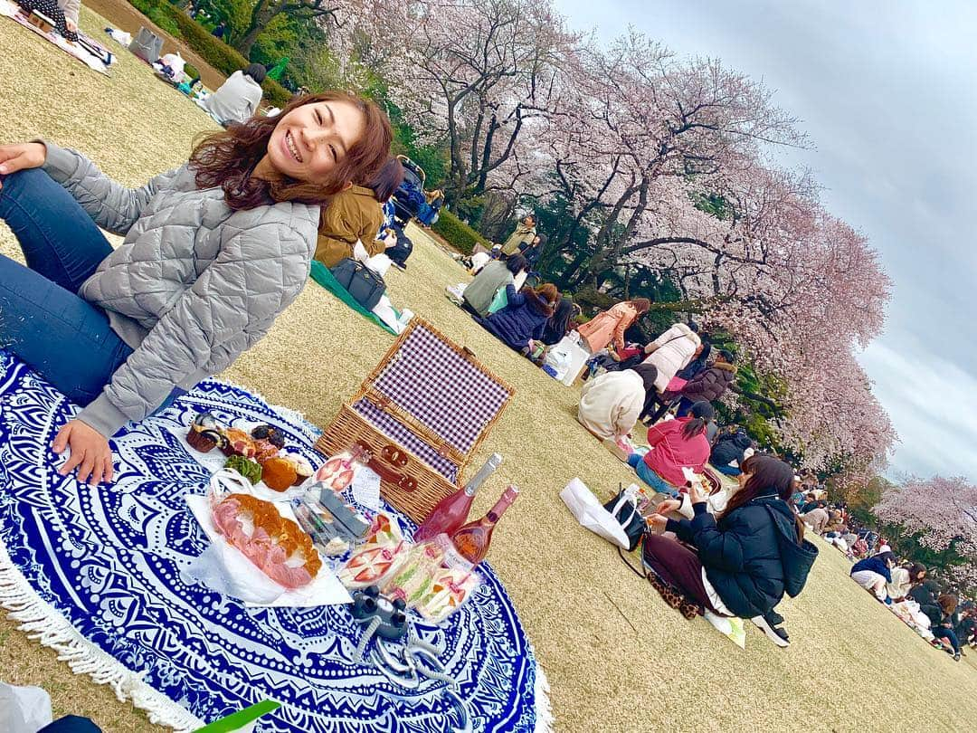 植草歩さんのインスタグラム写真 - (植草歩Instagram)「お花見🌸おしゃピク🍡 最高だった❥︎:❥︎🔫 爆笑しまくった🤣🤣🤣 笑うことが最高のリフレッシュ💓 . #お花見⁠ ⁠ #桜⁠ ⁠ #おしゃピク #おしゃれピクニック #新宿御苑 #空手仲間 #全階級集合」3月31日 16時02分 - ayayumin0725