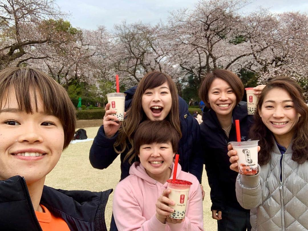 植草歩さんのインスタグラム写真 - (植草歩Instagram)「お花見🌸おしゃピク🍡 最高だった❥︎:❥︎🔫 爆笑しまくった🤣🤣🤣 笑うことが最高のリフレッシュ💓 . #お花見⁠ ⁠ #桜⁠ ⁠ #おしゃピク #おしゃれピクニック #新宿御苑 #空手仲間 #全階級集合」3月31日 16時02分 - ayayumin0725