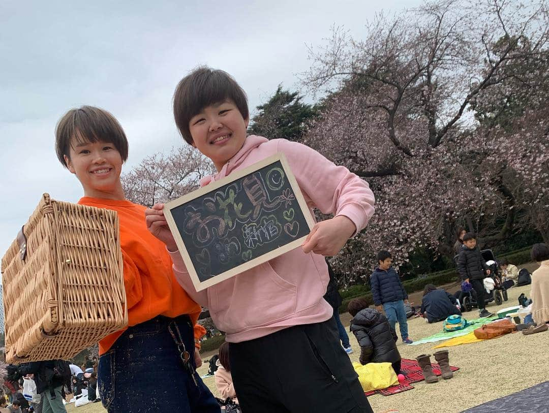 植草歩さんのインスタグラム写真 - (植草歩Instagram)「お花見🌸おしゃピク🍡 最高だった❥︎:❥︎🔫 爆笑しまくった🤣🤣🤣 笑うことが最高のリフレッシュ💓 . #お花見⁠ ⁠ #桜⁠ ⁠ #おしゃピク #おしゃれピクニック #新宿御苑 #空手仲間 #全階級集合」3月31日 16時02分 - ayayumin0725