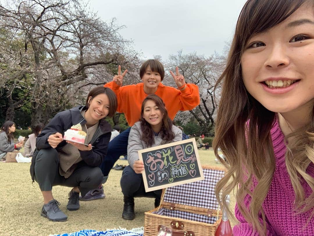 植草歩さんのインスタグラム写真 - (植草歩Instagram)「お花見🌸おしゃピク🍡 最高だった❥︎:❥︎🔫 爆笑しまくった🤣🤣🤣 笑うことが最高のリフレッシュ💓 . #お花見⁠ ⁠ #桜⁠ ⁠ #おしゃピク #おしゃれピクニック #新宿御苑 #空手仲間 #全階級集合」3月31日 16時02分 - ayayumin0725