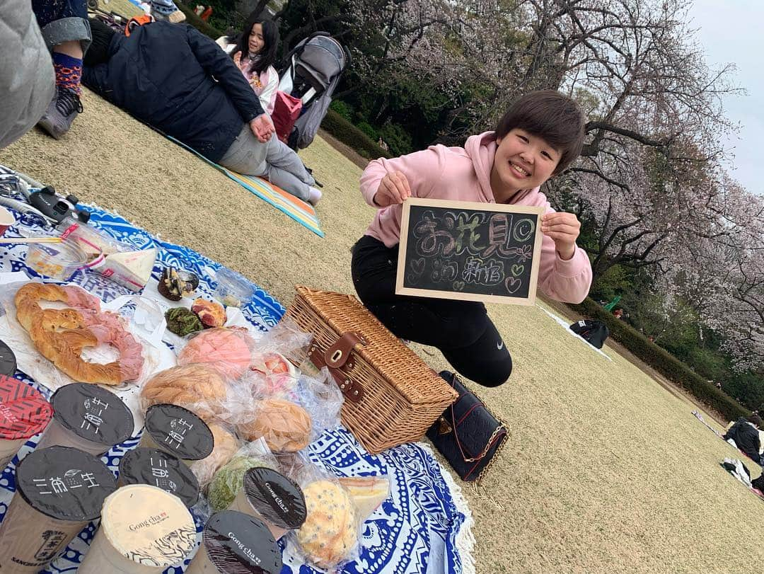 植草歩さんのインスタグラム写真 - (植草歩Instagram)「お花見🌸おしゃピク🍡 最高だった❥︎:❥︎🔫 爆笑しまくった🤣🤣🤣 笑うことが最高のリフレッシュ💓 . #お花見⁠ ⁠ #桜⁠ ⁠ #おしゃピク #おしゃれピクニック #新宿御苑 #空手仲間 #全階級集合」3月31日 16時02分 - ayayumin0725