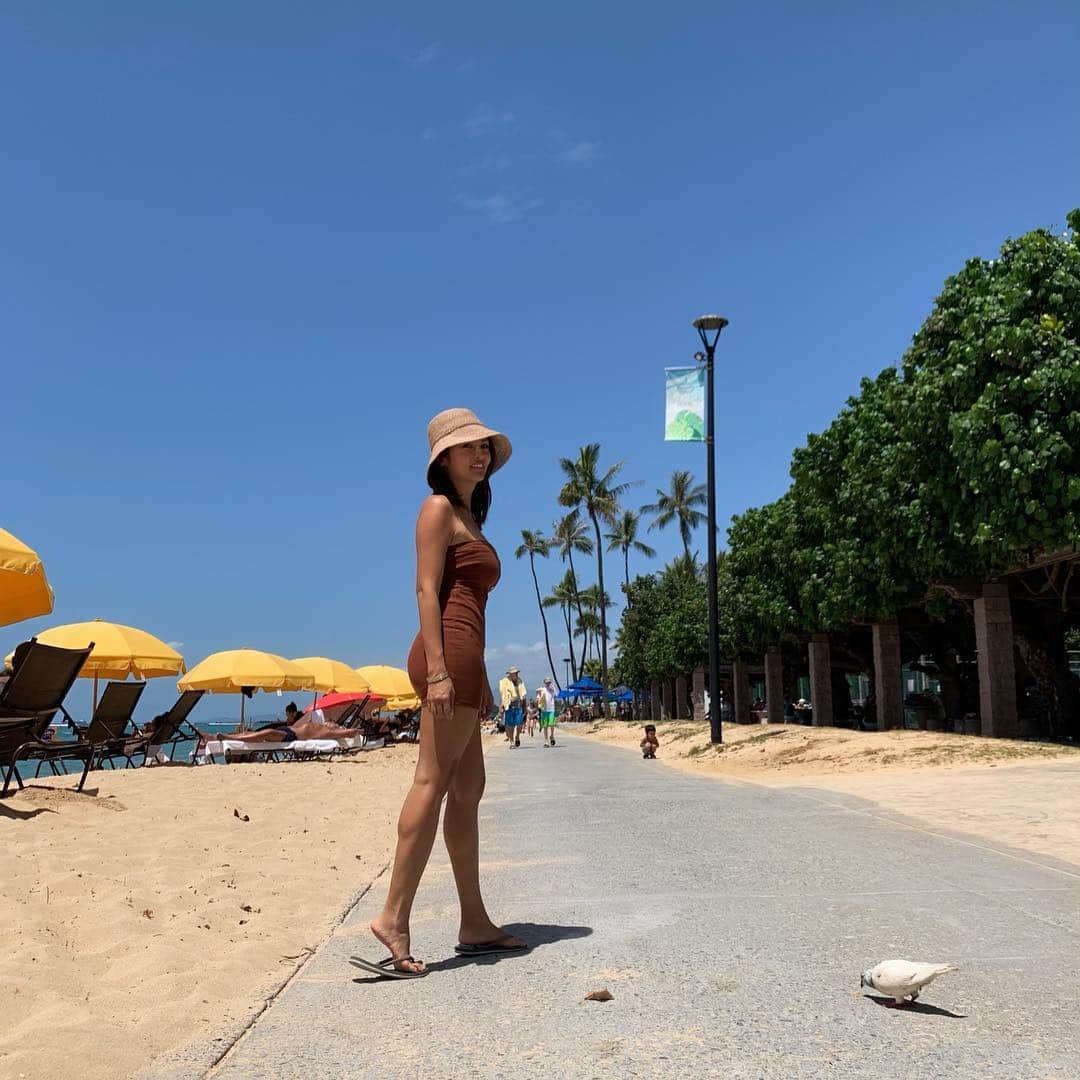 福王寺彩野さんのインスタグラム写真 - (福王寺彩野Instagram)「加工なしでこんなに綺麗な青空🥰✨ 息子がすっかりプール一筋になってしまいビーチ全然行けない😢今日は一瞬だけ海行って浸かってdetox⛱ 昔から海水に入ると肌つるんつるんになるしカラダの調子が良くなる不思議🤔💓（写真の右奥にしゃがんでる豆粒みたいなのが息子😂） 日本じゃなかなか着れないデザインのワンピや水着は @sanlorenzo_bikinis で現地調達👙☀️ #hawaii #waikikibeach #momandson #sanlorenzobikinis #nofilter #bluesky #ハワイ」3月31日 16時07分 - ayano_fukuoji