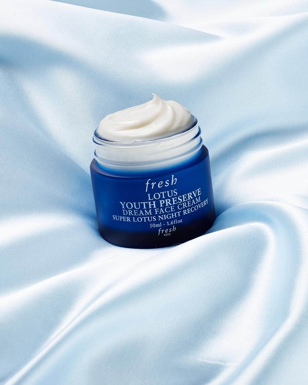 のインスタグラム：「Contest terminé - les gagnants ont tous été contactés en MP 🙌🏼 . 🌸 ALERTE CONCOURS 🌸 Le manque de sommeil n'aura plus votre peau ! Et si le changement d'heure la nuit dernière n'avait eu aucun impact sur votre teint au réveil grâce à la crème Super Lotus Night Recovery @freshbeauty ? 😍 . On vous propose de remporter l'un des 20 superbes lots #fresh qui sera présenté en story aujourd’hui! Pour jouer :  1⃣ Liker ce post 💙 2⃣ Suivre @sephorafrance 👍 3⃣ Mentionner un(e) ami(e) avec qui tu aimerais partager ce joli lot 😜  #sephorafrance #skincare #contest」