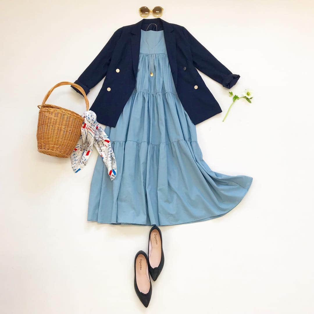 のインスタグラム：「ジャケットを 合わせると 着こなしやすい ティアードワンピース👗 春から盛夏まで使えます✨ ワンピース・・キット ティアードノースリーブ【761】 ジャケット・・・Wテーラードジャケット【702】 ・ ・ #sewing #手作り #型紙　#ハンドメイド大人服#クルールパターンファブリック#洋裁#シンプルコーデ#instafashion#ファッション#coordinate #code#今日コーデ#handmadeclothes #mamacoordinate #ママコーデ #instasewing#handmadewardrobe #置き画#置き画くら部#レペット」
