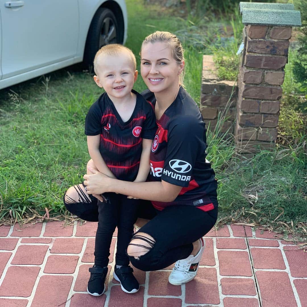 ミッチェル・デュークのインスタグラム：「Happy Mother’s Day (England) to my Stunning wife ❤️ Jaxson is the luckiest little boy in the world to call you mummy 😍🌍 hope you’ve had the best day you deserve it! #numberones #bestmummy」