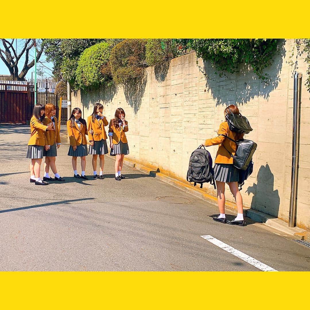 山田菜々美のインスタグラム：「. この写真好き。笑 . #BUBKA #チーム8 #表紙 #荷物持ちは #じゃんけんで負けた #中野郁海に」