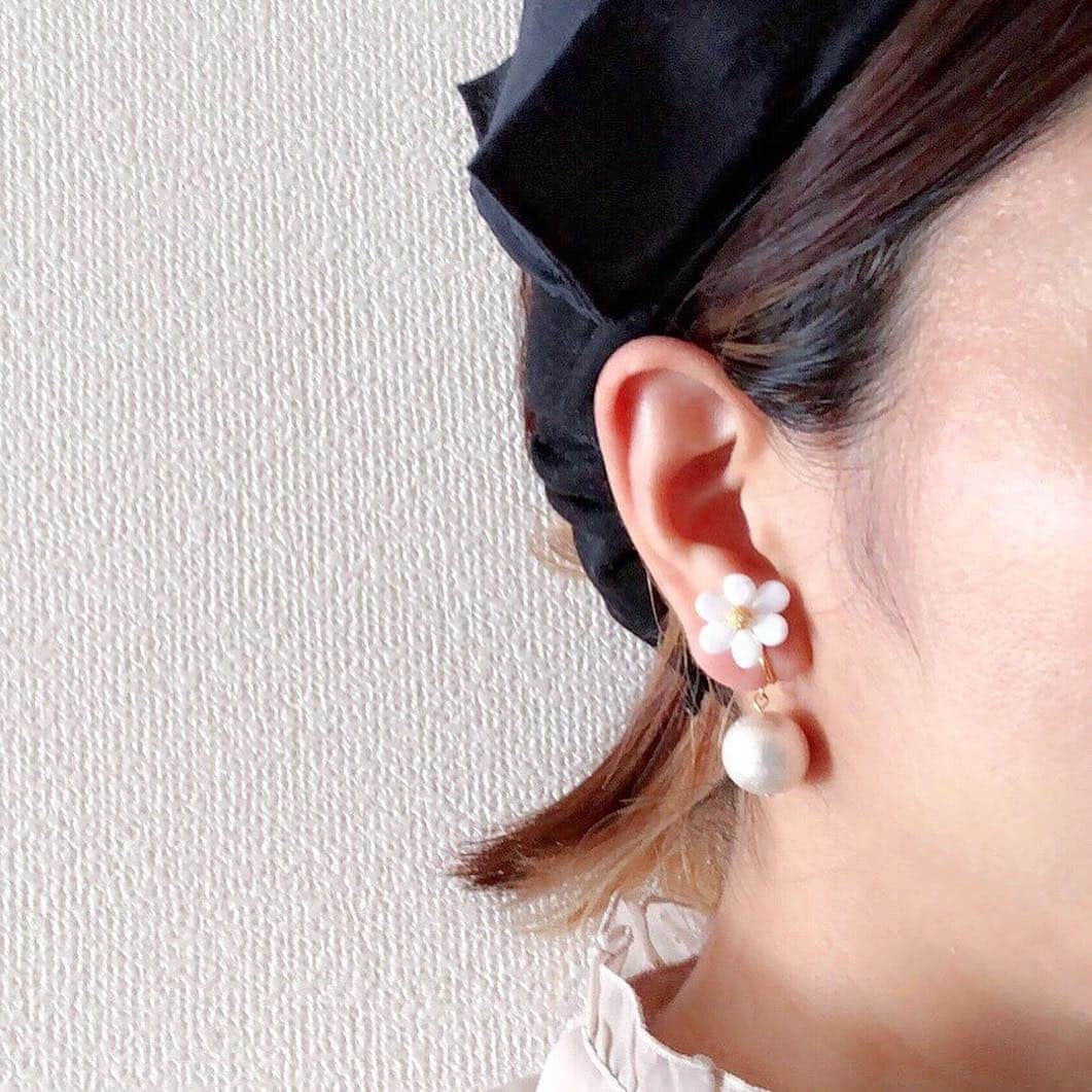 タピエスタイルさんのインスタグラム写真 - (タピエスタイルInstagram)「タピエスタイル渋谷ヒカリエShinQs店です。 当店では3/15〜4/3までの期間限定で企画展『春めくハナイロコバコ』を開催中です。 本日はこちらに出展中の『hanaminsky』をご紹介します。 さりげなく咲き誇る小さなお花ところんとしたコットンパールの組み合わせが、これからの季節にぴったりな仕上がりですね。 こちらのアイテムは当店限定で4/3までご紹介しております。 ぜひとっておきの一輪を探してみてください。  会期：2019年3月15日（金）〜4月3日（水） 時間：10:00〜21:00（最終日は19:00まで） 場所：タピエスタイル渋谷ヒカリエShinQs店  #タピエスタイル  #tapiestyle  #handmadeaccessory  #渋谷ヒカリエ #渋谷ヒカリエshinqs  #ライフスタイル #giftshow #お花#flower  #春#spring #hanaminsky」3月31日 16時35分 - tapiestyle