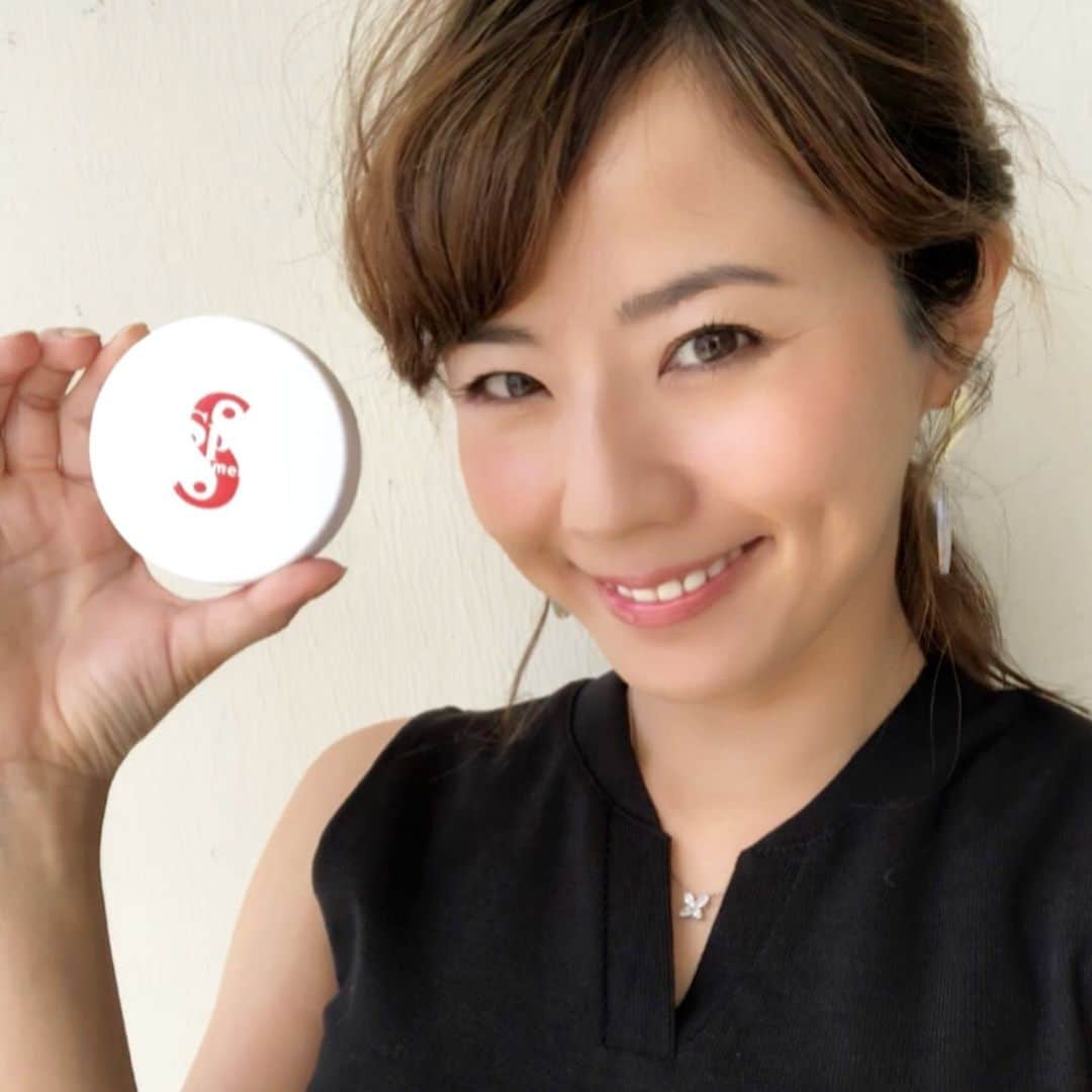 岩崎静羅さんのインスタグラム写真 - (岩崎静羅Instagram)「☺︎ 大事な日のためにNEWファンデ投入！ パフに取る時に ジュワッと滲み出てくる、この感じー^ ^ 乾燥と戦う30代の肌にはうれしい光景！ 伸びもよく厚塗り感のない仕上がりも◎ 夕方になってもカサカサしないから 安心して過ごせてます^ ^ 何気に SPF50なところもうれしい！ 2色展開で冬の間に戻ってきたので 肌馴染みの良いピンクオークルに^ ^ 日焼けせんよーにしやんと💦 って難しい...な笑 ーーーーーーーーーーーーーーーー 商品:スパトリートメント HASクッションファンデーション @spatreatment.jp  価格: 5,500円（税別） タイプ: ツヤ・しっとり カバー力 ★★★☆☆ 保湿力 ★★★★★ 密着力 ★★★★☆ ーーーーーーーーーーーーーーーー #hasクッションファンデーション  #肌ツヤ #肌の透明感 #肌の潤い #肌のくすみ #肌の色ムラ #毛穴 #肌の乾燥 #ヒト脂肪由来幹細胞  #エアクッションパウダー #立体3Dパウダー #セラミドポリマー #HAS #スパトリートメント #spatreatment  #スパボーテ #肌の悩み #hawaii #商品レビュー #美容系商材お試し隊 #大人かわいい #大人モテマイスター #hawaii #ハワイ #リゾート #spabeaute」3月31日 16時38分 - seeeeiiiiraaaa