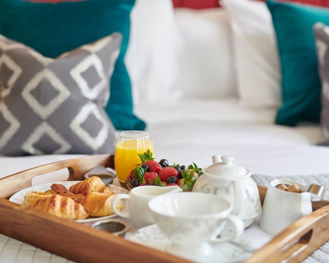 のインスタグラム：「Happy Mother's Day to every Mum, you're all amazing! 💕 We hope your morning looks a little something like this 😍 #mothersday @lauraashleyhotels」