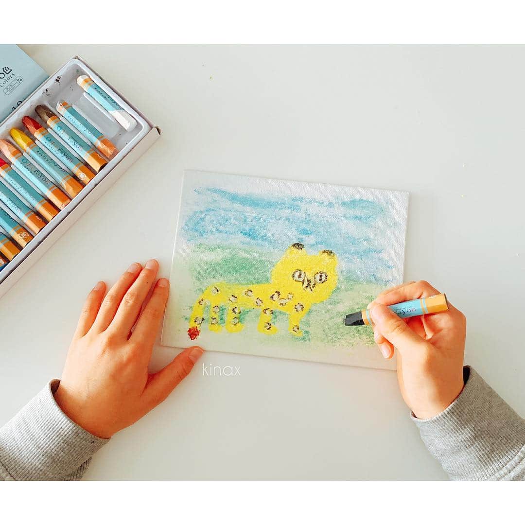 kinaxのインスタグラム：「. good afternoon(๑′ᴗ‵๑)☀in Japan, and good morning, good evening, good night for world friends! . 今日はのんびりな日曜日ʕ •́؈•̀ ₎ . . ちびっこ姉さんの絵がかわいいので キャンバスに描いてもらったから 早速飾ろうーっとʕ •́؈•̀ ₎♡ . . 話はちょっと変わって flying tigerの時計が可愛くて欲しくて この前行ったら置いていなかったのだけど 昨日見つけたので買ってきたよʕ •́؈•̀ ₎♡ . 木目風とかじゃなく、ちゃんと木製🌳で シンプルでかわいい♡ . . 話はもひとつ変わって お友達が、出来立て麹をおすそ分けしてくれたので 塩麹と醤油麹にしたよ🍯 . 毎朝まぜまぜしてるんだけど 美味しくできるといいなぁ(๑′ᴗ‵๑)♡ . . みんなも楽しい1日を♡ . #親バカ部 #ちびっこ画伯 #ヒョウ柄 の #チーター #このゆるさが好き #flyingtigercopenhagen 2019/03/31」