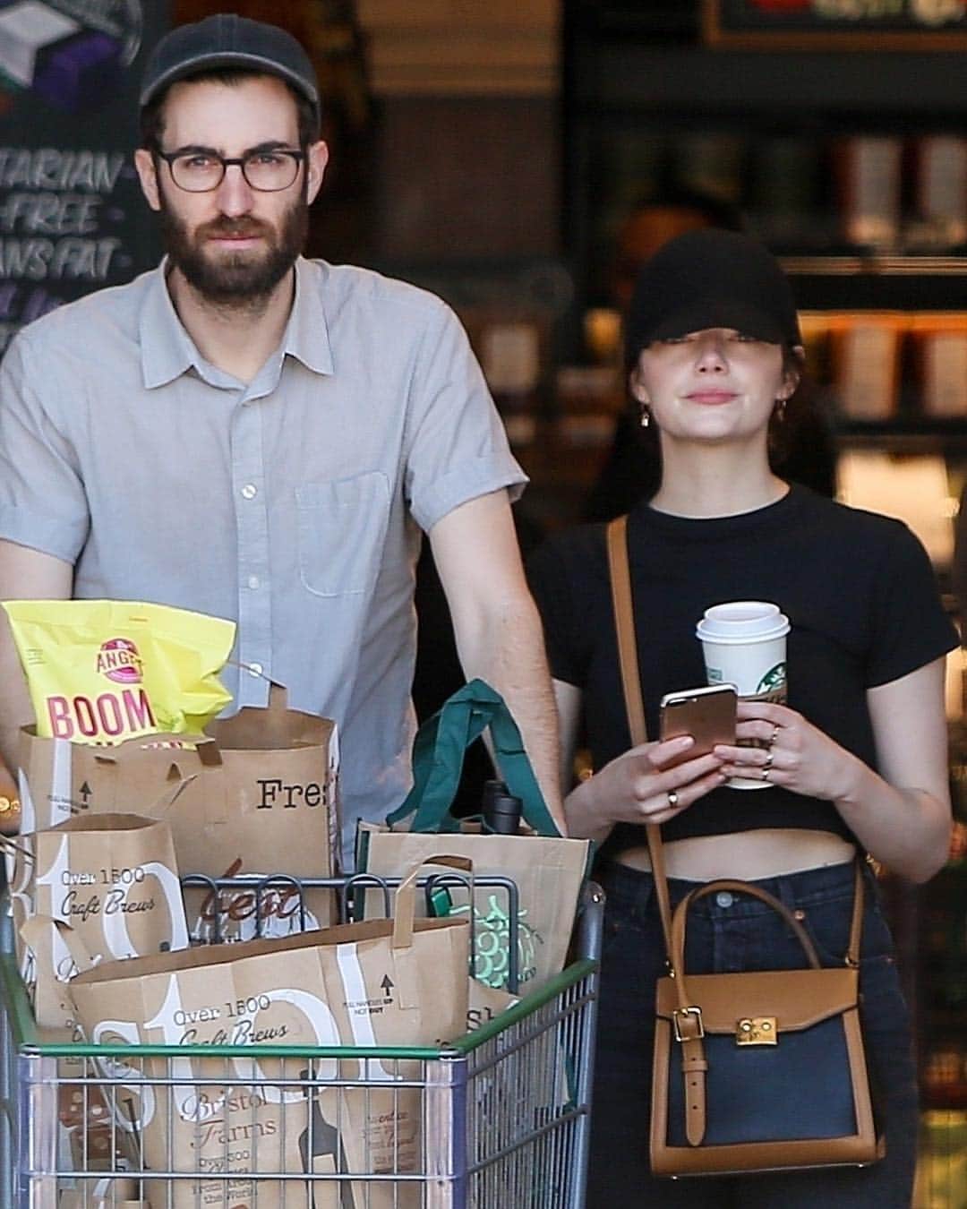 Just Jaredさんのインスタグラム写真 - (Just JaredInstagram)「Emma Stone keeps a low profile as she and boyfriend Dave McCary step out to do some grocery shopping.  #EmmaStone #DaveMcCary Photo: Backgrid」3月31日 16時43分 - justjared