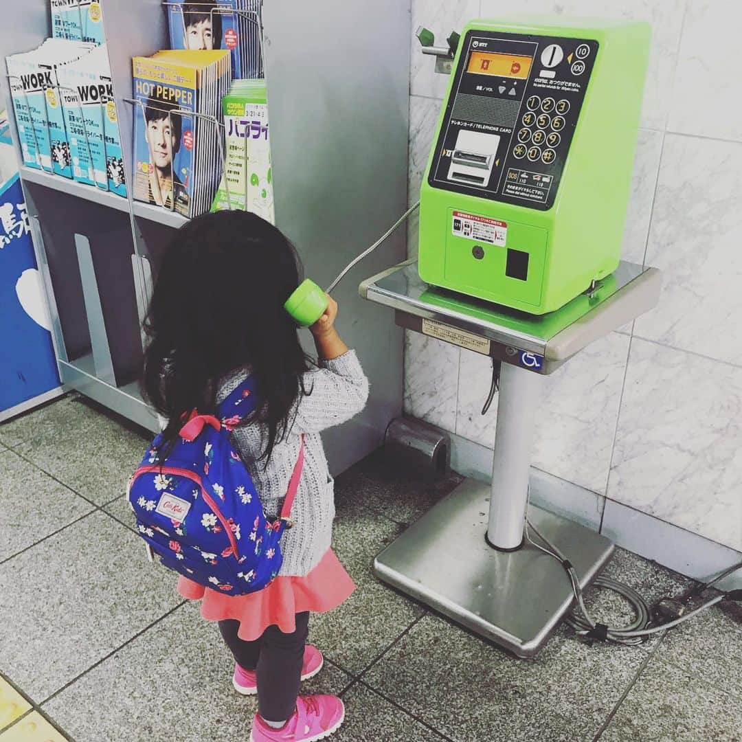 のインスタグラム：「平成生まれ、何故使い方を知っているの？！ 見つけて、突然ボタンを押しはじめ もしもしーと。笑  #2歳10ヶ月 #育児 #childcare #緑の電話デビュー #テレホンカード持ち歩かなきゃ #ツタエルヒト。」