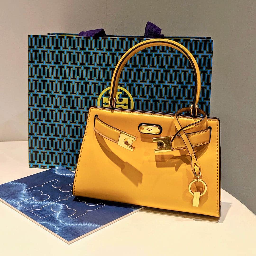 のインスタグラム：「. Thanx @toryburch 💛💛💛 トリーバーチさんから新作のバッグをいただきました🥰 差し色になるようなカラーバッグを探していたので嬉しい！✨ 今週のパーティーが楽しみです🥂 またコーディネートでアップしますね👗💕 . . #bag #bagholic #toryburch #fashion #2019ss #2019sscollection #ayumi_y_ootd #トリーバーチ #ファッション #バッグ」