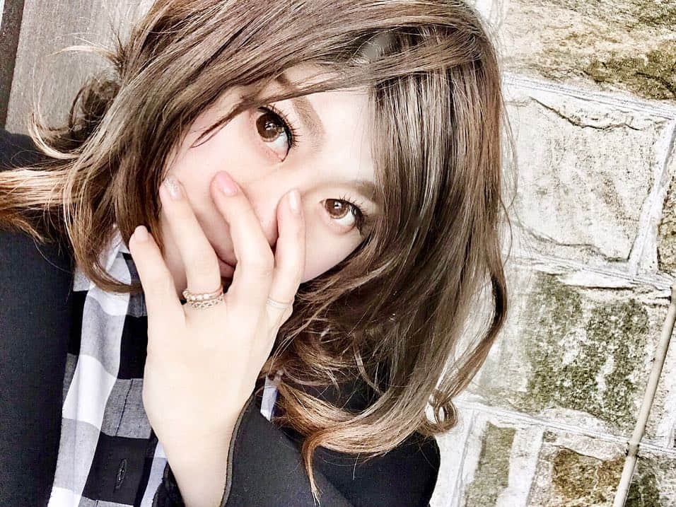 中道あすかさんのインスタグラム写真 - (中道あすかInstagram)「#NEWカラコン ♡ . . 久々にチェンジした🌟 #POPLENS のだよん🌸😊 ラブリングヘーゼルブラウンにしました☺️✨ . .  Poplensのカラコン、 安いし種類豊富だから、 よくココの使ってる🌟 (@poplens_official )(@pop_momo2 ) . . . フォロワー様向けのお得クーポン😘👇 . ━━━━━━━━━━━━ ◆クーポンコード:PG1234 ◆ダウンロード＆使用期限:~3/31 ━━━━━━━━━━━━ 今行ってる全てのイベントからも、さらに10%OFF!! (金額制限もなし👀‼️) . . .  #POPLENS#ポップレンズ#カラコン#ポップレンズレポ#ポップガールズまとめ#カラーコンタクト#カラコン着画 #カラコンレビュー #ママコーデ#読者モデル#自撮り女子 #プチプラコーデ#JK#女子高生#女子大生#コスメ好きさんと繋がりたい #ハーフメイク#PR#サロンモデル#ヘアカラー#外人風カラー#ラブリングヘーゼルブラウン」3月31日 17時02分 - asuroom