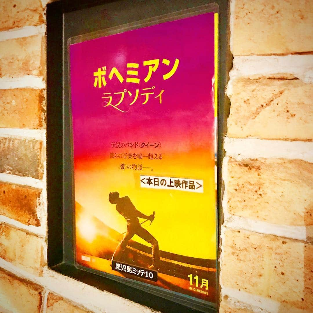 下山英哉さんのインスタグラム写真 - (下山英哉Instagram)「映画観賞二本立て🎦 アカデミー賞から少したってしまったけど … 『グリーンブック』は涙腺を激しく刺激💧  アメリカ暮らしで痛感した 人種を超えた友情のこと… 考えながら…  黒人旅行用ガイドブックが タイトルだったから気になっていましたが… 観終わったあとに、 ちょっとした清々しさがありました^_^  一方、レイトショーでの 『ボヘミアンラプソディ』 重かったなぁ…  Queenファンはどういう気持ちなんだろう…  ライブシーンで終わり… 帰ってから ナカナカ寝付けず（笑）  #グリーンブック #ボヘミアンラプソディ #アカデミー賞 #アカデミー賞受賞作品 #映画 #映画二本立て #レイトショー」3月31日 16時55分 - shimoyama.hideya