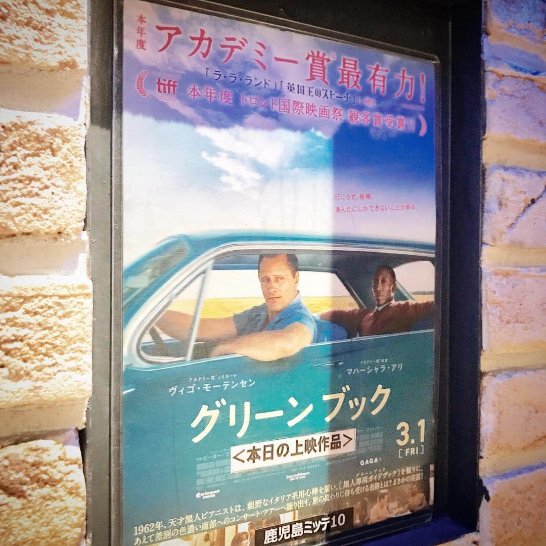のインスタグラム：「映画観賞二本立て🎦 アカデミー賞から少したってしまったけど … 『グリーンブック』は涙腺を激しく刺激💧  アメリカ暮らしで痛感した 人種を超えた友情のこと… 考えながら…  黒人旅行用ガイドブックが タイトルだったから気になっていましたが… 観終わったあとに、 ちょっとした清々しさがありました^_^  一方、レイトショーでの 『ボヘミアンラプソディ』 重かったなぁ…  Queenファンはどういう気持ちなんだろう…  ライブシーンで終わり… 帰ってから ナカナカ寝付けず（笑）  #グリーンブック #ボヘミアンラプソディ #アカデミー賞 #アカデミー賞受賞作品 #映画 #映画二本立て #レイトショー」
