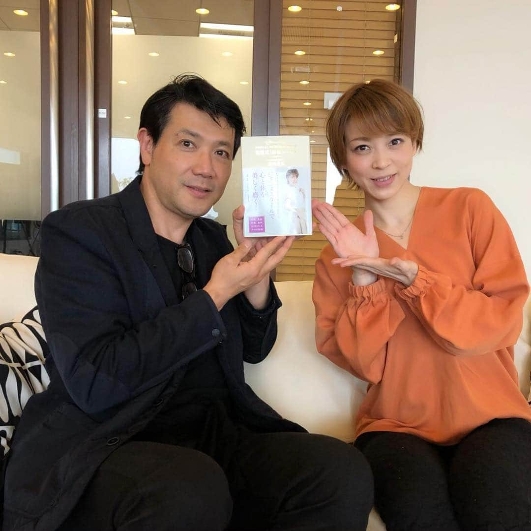 初嶺麿代さんのインスタグラム写真 - (初嶺麿代Instagram)「『SUNSTAR Pleasure Pick Up』 4月マンスリーゲストとして登場します。 MC：別所哲也さん 4月4日から毎週木曜　 朝6:30前後頃　OAです。 J-WAVE「Tokyo Morning Radio」内。 著書 宝塚式 品格レッスンのお話を4週にわたり別所哲也さんと対談しています。 宝塚音楽学校や宝塚歌劇団で培ってきた事を自分なりお伝えしたく本にしました。心も体も美しく磨くためのジェンヌ式メソッドも紹介します。 #別所哲也 さん #ラジオ #jwave 内#tokyomorning radio #宝塚式品格レッスン  #書籍 #宝塚歌劇団 #宝塚音楽学校  #品格 #心と体の健康 #宝塚og  #宝塚受験スクール #なりきり  #なりきりエクササイズ #なりきりタカラヅカ」3月31日 17時00分 - hatsunemayo