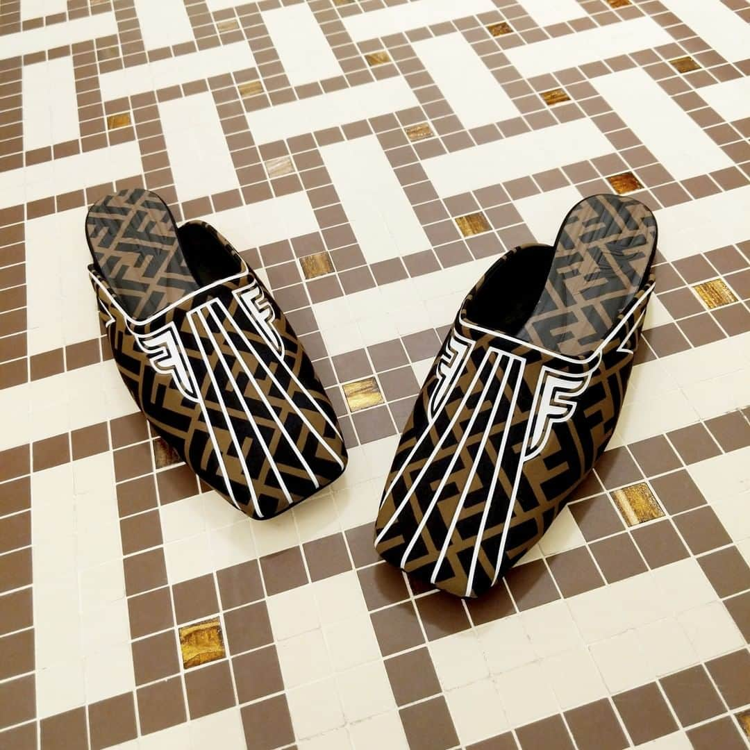 セルフリッジズさんのインスタグラム写真 - (セルフリッジズInstagram)「@Fendi at your feet | The Lycra Sabots, available in Shoe Galleries on Floor 2 of #SelfridgesLondon . . . #Fendi #Sabots #Shoes #Designer #Shopping #ShoesOfInstagram #Footwear」3月31日 17時00分 - theofficialselfridges