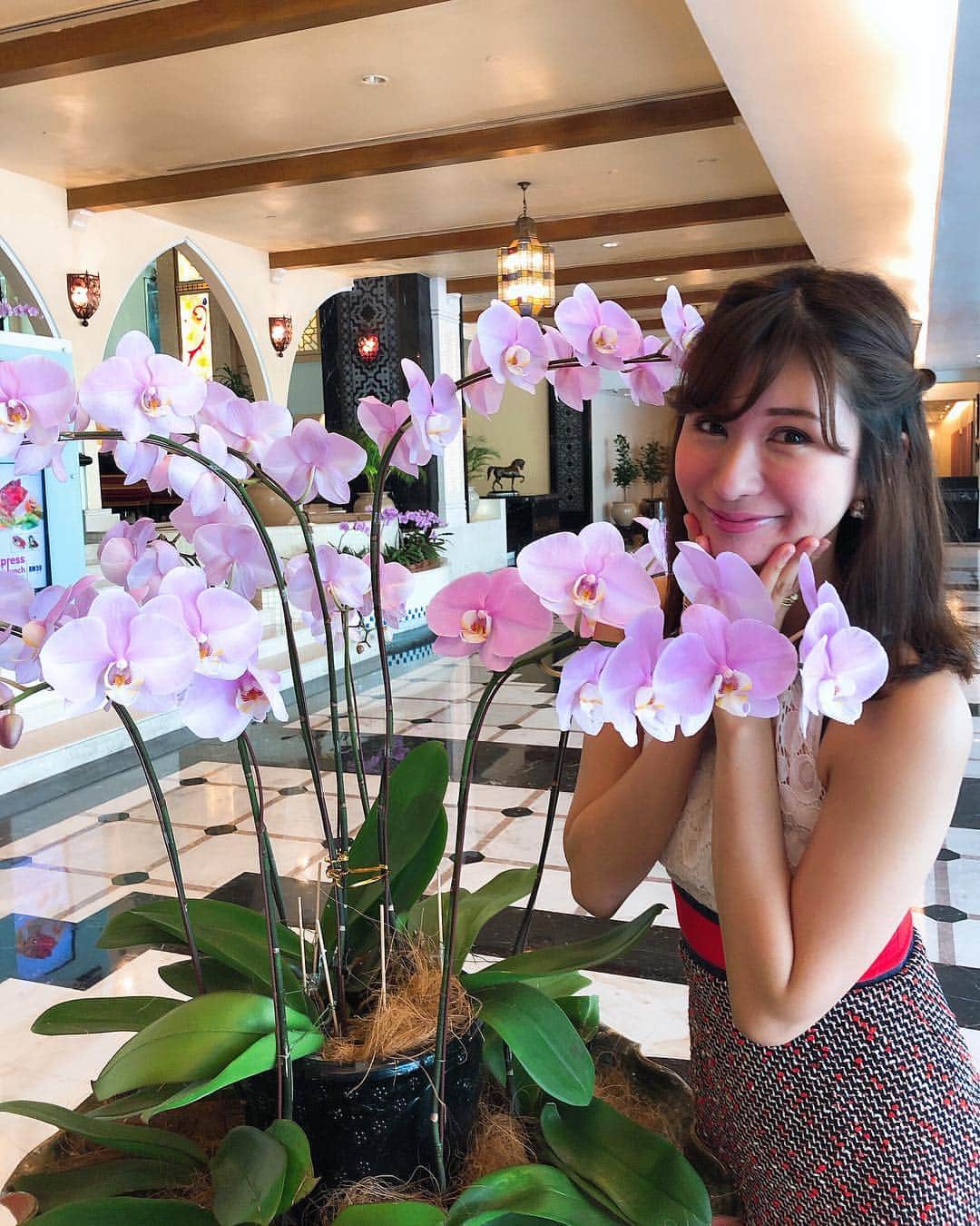 中村江莉香さんのインスタグラム写真 - (中村江莉香Instagram)「#えりか旅行 🛬🇲🇾 #マレーシア #女子旅 ❤️❤️ お友達からLip Lupinus👄#リップ ルピナス プレゼントしてもらったよ〜😭💓嬉しい＾＾♩ お気に入りです😚💋 ・ @liplupinus ・ #マレーシア旅行 #アジア旅行 #クアラルンプール旅行 #クアラルンプール観光 #クアラルンプール #ホテルイスタナ #ホテルラウンジ #プレゼント #明日は特別な日 #明日は記念日 #会社設立 #７年目 #リップメイク #ヒアルロン酸入り #ぷっくりメイク #マレーシア花粉がやばい #笑 #女子旅行」3月31日 17時10分 - erica_nakamura