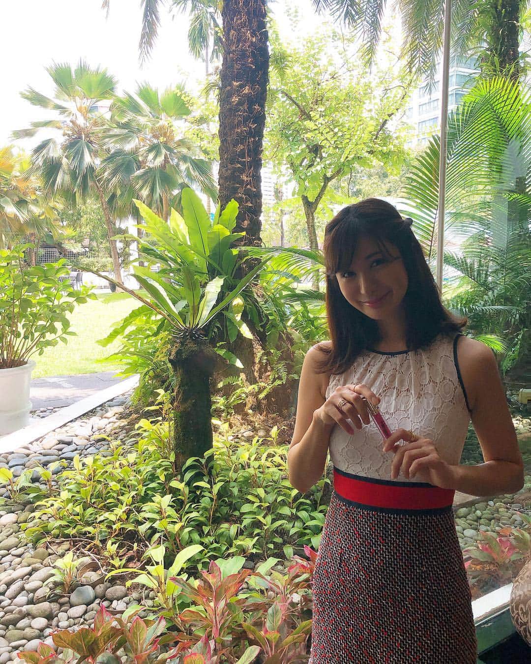 中村江莉香さんのインスタグラム写真 - (中村江莉香Instagram)「#えりか旅行 🛬🇲🇾 #マレーシア #女子旅 ❤️❤️ お友達からLip Lupinus👄#リップ ルピナス プレゼントしてもらったよ〜😭💓嬉しい＾＾♩ お気に入りです😚💋 ・ @liplupinus ・ #マレーシア旅行 #アジア旅行 #クアラルンプール旅行 #クアラルンプール観光 #クアラルンプール #ホテルイスタナ #ホテルラウンジ #プレゼント #明日は特別な日 #明日は記念日 #会社設立 #７年目 #リップメイク #ヒアルロン酸入り #ぷっくりメイク #マレーシア花粉がやばい #笑 #女子旅行」3月31日 17時10分 - erica_nakamura