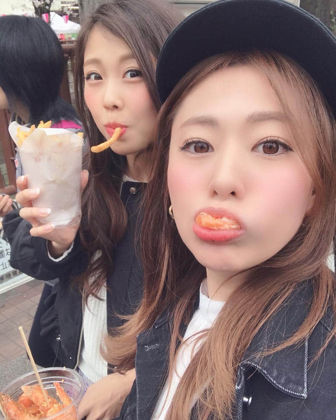 希帆さんのインスタグラム写真 - (希帆Instagram)「東京は、今日が満開みたいだにぇん🌸 #芋女と#海老女 ガーリックシュリンプ、うんっめぇえ！🦐」3月31日 17時11分 - k_i_h_o_