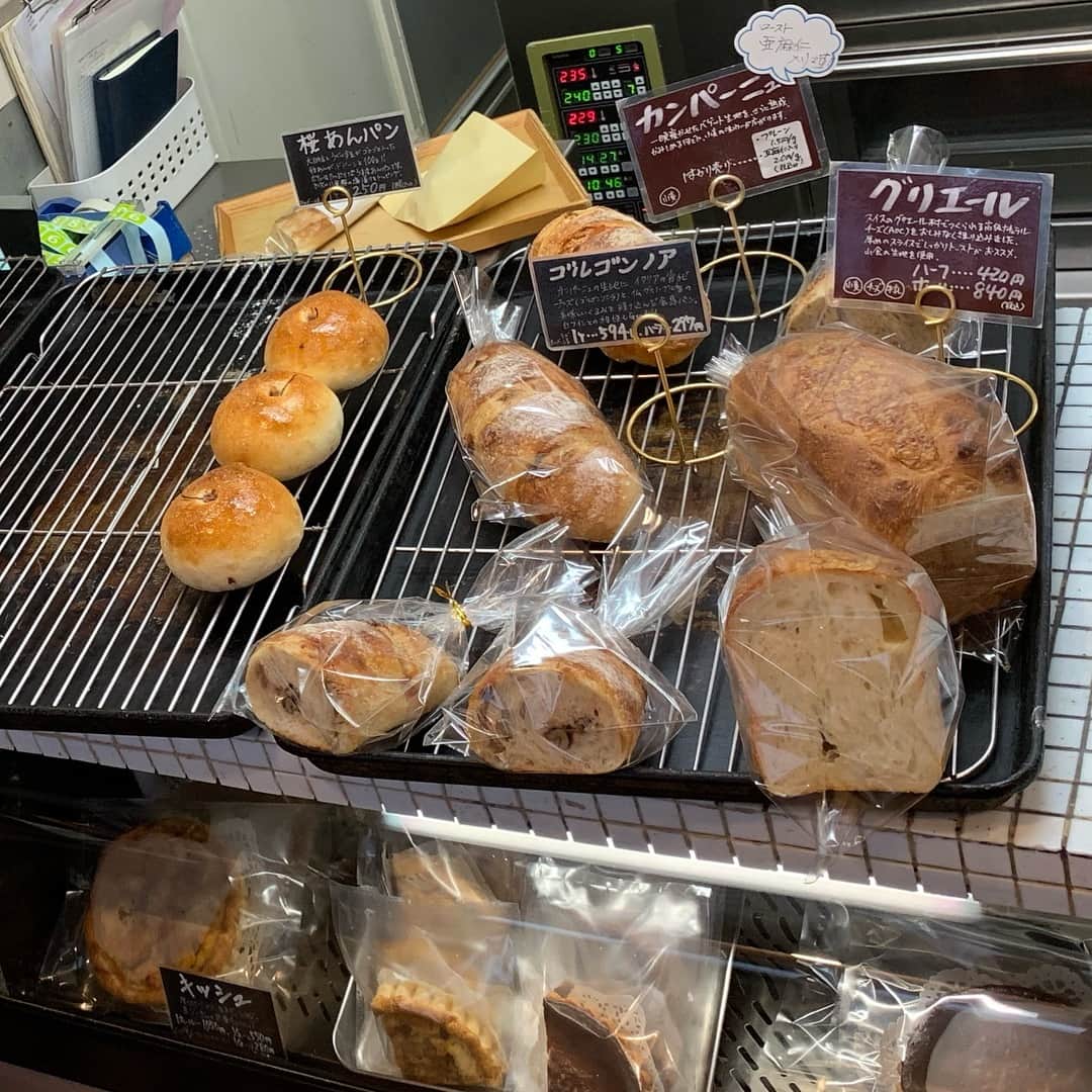 u-meK00000000 YUMIKO HORIKIRI ZUMBA さんのインスタグラム写真 - (u-meK00000000 YUMIKO HORIKIRI ZUMBA Instagram)「宍道湖湖畔のパン🍞🥖屋さん ホームメイド メルシーで 桜あんぱん、ピーナッツクリームサンドバゲットを買ってみましたっ✨ ・ 引っ越しのために不動産屋さん巡りをしてきたのですがなんとかおウチも見つかりそうですっ😙 ・ #島根 #移住生活 #新生活準備 #引っ越し準備 #しまねココドコ」3月31日 17時07分 - yumikohorikiri