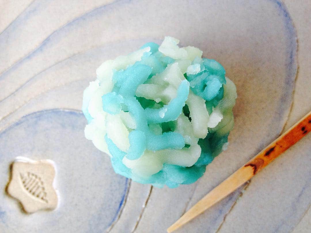 のインスタグラム：「Yeay! We can see a blue sky right now.. With friendly soft wind. It's time to relax guys! Where are you going today? #sky #bluesky #wind #goodwind #bali #japanese #sweets #batubelig #toiro_wagashi」