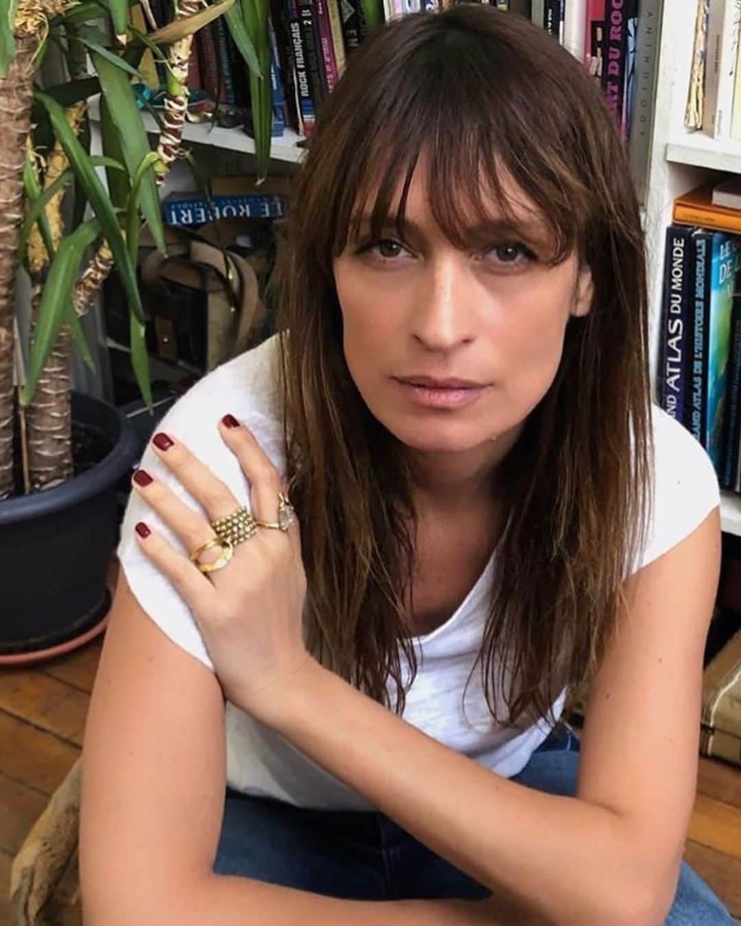 グーセンス パリのインスタグラム：「@carolinedemaigret either go for no jewelry, or totally the opposite with one Goossens ring on each finger when her nails are done. . . #Goossens #rings #yellow #gold #brass #rockcrystal #dare #bold #accumulation」