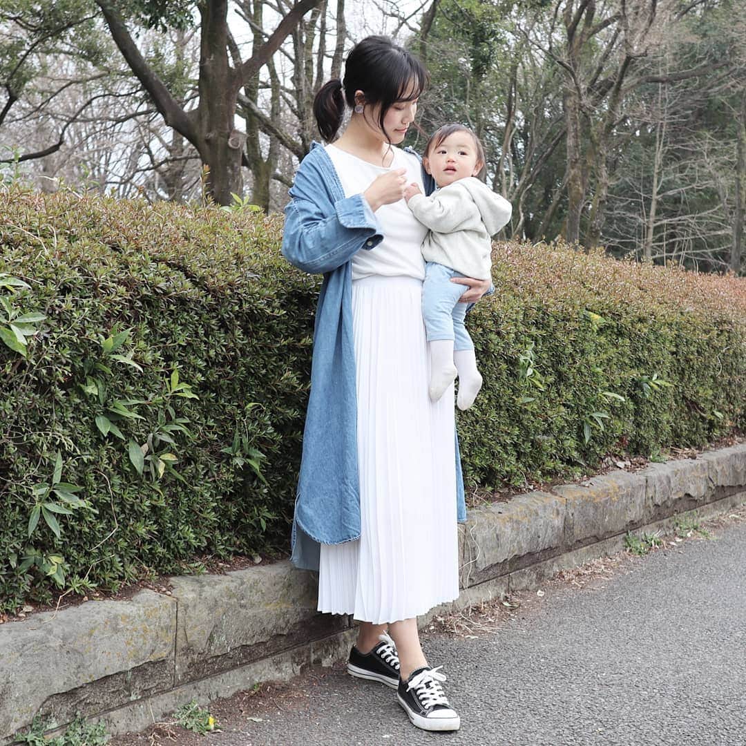 Eri Satoのインスタグラム：「white×denimコーデ · @titivatejp の #プリーツロングスカート お気に入りでヘビロテしてます😋✨ キレイめな印象のプリーツだけど、 今回はデニム地のワンピを羽織ってスニーカーを合わせてみたよ♪ · 昨日は @yuchi811 ファミリーとお花見へ 肌寒かったけど桜はかなり咲いてた😍 息子たちも仲良く遊んでて良かった～💕 · #ティティベイト #titivatestyle#fashion#ootd#outfit#code#coordinate#style#instafashion#instagood#instalike#ファッション#コーディネート#コーデ#プチプラ#プチプラコーデ#ママコーデ#パンツコーデ#シンプルコーデ#mamagirl#locari#ママファッション #partegram#読者モデル#読モ#ママモデル #l4like#カジュアル#お洒落さんと繋がりたい」
