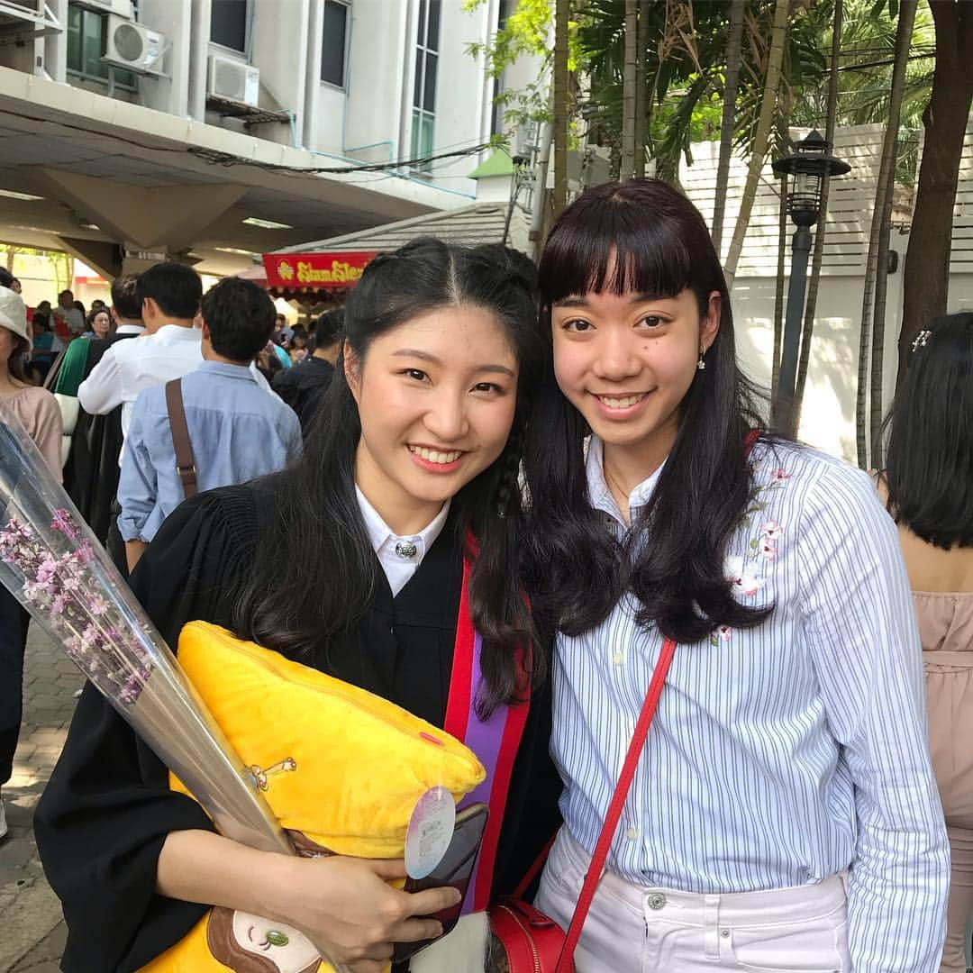 シータ・ラムサムさんのインスタグラム写真 - (シータ・ラムサムInstagram)「Congratulations ka~~~ 🎉👩🏻‍🎓 @praewapamm @nichanicha_ #ประสบการณ์มางานรับปริญญาที่ไทยครั้งแรก #มีความโกลาหลระดับ100 😅 ยินดีด้วยนะคะะะะ」3月31日 17時12分 - palmipalmtrees