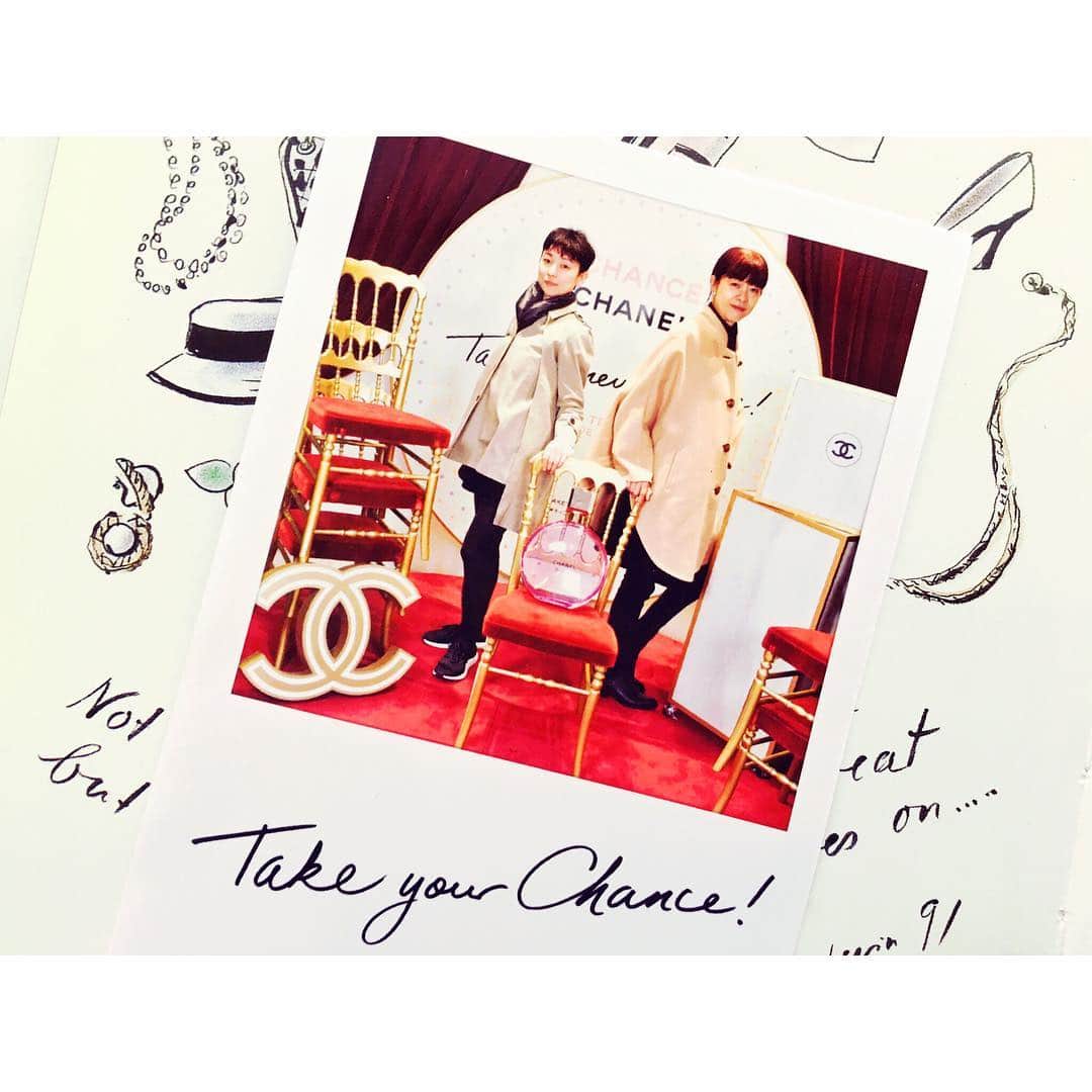 のインスタグラム：「Take your Chance! スペシャル フレグランス イベントのプレスプレビューへ。 CHANCEのビジュアルを始め、エゴイストやグレースジョーンズなどの錚々たるビジュアルをクリエイトしてきたジャンポールグード氏来日。 スタイルは今も昔も変わらず、ボーダーのTシャツに帽子、ちょっと短めのパンツという可愛らしい出で立ちで😍 . 前回ちゃんと映像を見れなかったのだけど７０分しっかりとソファー席で堪能しました。 イラスト、映像のディレクションから様々なアートまで自分の頭の中をリアリティを持って具現化するクリエイティブ力の強さやエネルギー量、素晴らしかった✨✨ . アート＆クリエイティブの時代の変化についてADの藤永ちゃん @yukiko_storeinc と語るの巻。 ・ 新宿LUMINE O にてスペシャル ダンス オーディション開催。 4月7日まで(入場無料)で素晴らしいアートも見れますよ。 ・ #takeyourchance  #チャンスオータンドゥル　#TakeYourChance #チャンスオータンドュル #CHANEL @chanelofficial @chanel.beauty #プロが撮ると違うね」
