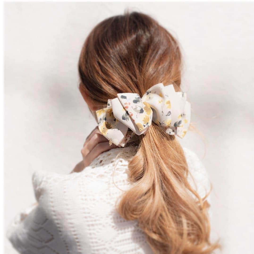 AngeBloomのインスタグラム：「明日から4月がスタート‼️これからどんどん暖かくなりますね😆💕 ・ 春は風が強い日が多いので、髪がまとまりにくい😭🍃そんな声をよく聞きます💦 ・ でもAnge Bloomのヘアクリップさえあれば、ただ挟むだけの簡単アレンジが完成です！✨ ・ 今なら10％OFFイベントも開催中🎉詳しくはサイトへアクセス✈️🧡 ・ #angebloom #アンジェブルーム #ヘアアレンジ#簡単ヘアアレンジ #バナナクリップ#プレゼント#誕生日#誕生日プレゼント#オフィススタイル#ママカジュアル#大人可愛い#パーティースタイル#結婚式コーデ#結婚式#女子会#プチプラ#hairarrange #hairaccessories #hairstyle #hairstyles #giftideas #madeinjapan#ヘアクリップ」