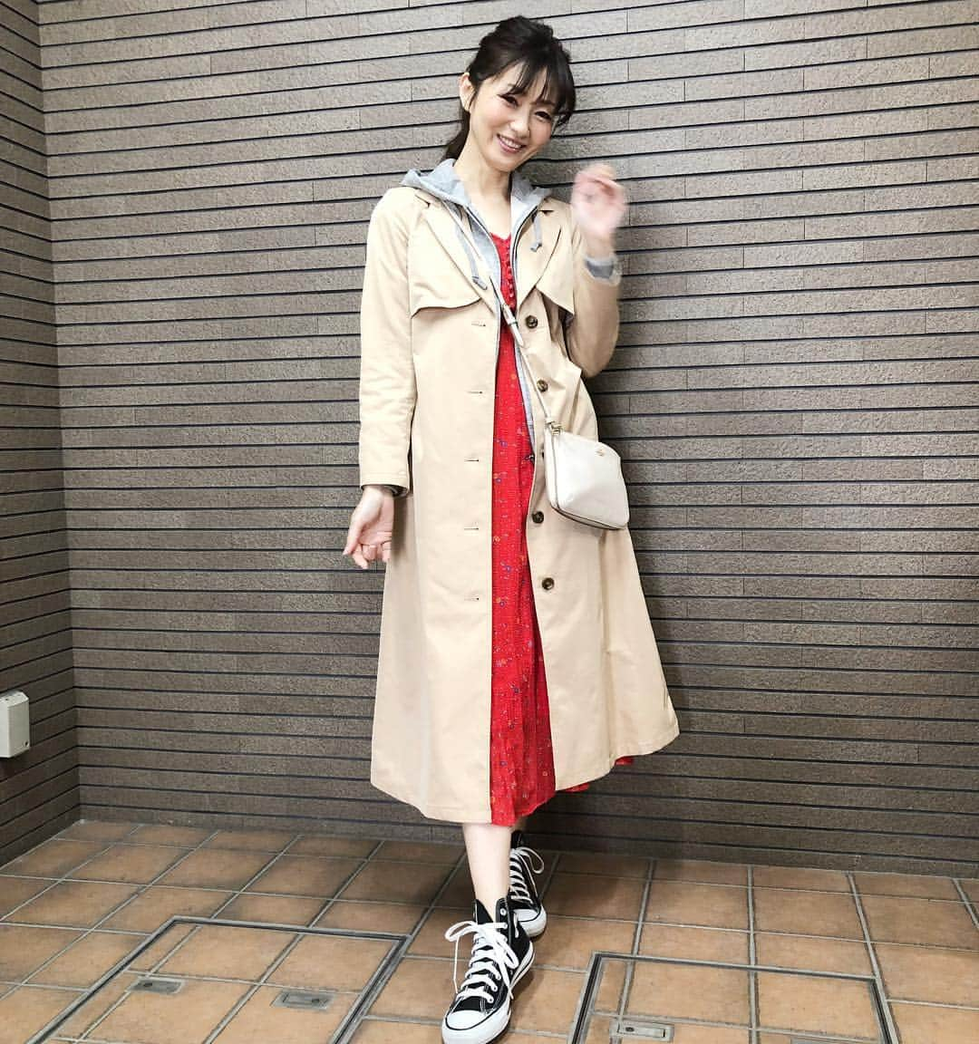 梅本理恵さんのインスタグラム写真 - (梅本理恵Instagram)「あたたかい日♡ 今日は、ご近所をお散歩☺︎☺︎♡ ・ 先日かわいいピンクのスカートを見つけたので、再び見に行ったら、もう無かった… ショック…☺︎☺︎☺︎ ・ ・ 今日は、赤のワンピ♡ ・ ・ ・ #ご近所 #ご近所コーデ #お散歩 #お散歩コーデ #スカート#完売 #ワンピース #大好き#赤 に#チャレンジ#ピンクだらけ #美魔女#美容#美活#アラフォー#アラフィフ#アンチエイジング#アンチョビ #はんなり美魔女#梅本理恵#team美魔女9期生 #まんまるほっぺ #謎のポーズ 笑」3月31日 17時16分 - rie___12ki