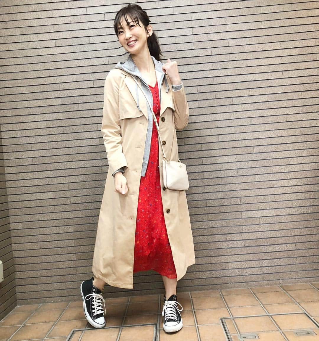 梅本理恵さんのインスタグラム写真 - (梅本理恵Instagram)「あたたかい日♡ 今日は、ご近所をお散歩☺︎☺︎♡ ・ 先日かわいいピンクのスカートを見つけたので、再び見に行ったら、もう無かった… ショック…☺︎☺︎☺︎ ・ ・ 今日は、赤のワンピ♡ ・ ・ ・ #ご近所 #ご近所コーデ #お散歩 #お散歩コーデ #スカート#完売 #ワンピース #大好き#赤 に#チャレンジ#ピンクだらけ #美魔女#美容#美活#アラフォー#アラフィフ#アンチエイジング#アンチョビ #はんなり美魔女#梅本理恵#team美魔女9期生 #まんまるほっぺ #謎のポーズ 笑」3月31日 17時16分 - rie___12ki