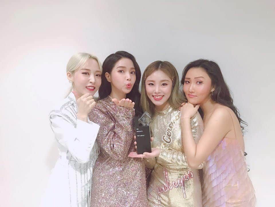 Mamamooさんのインスタグラム写真 - (MamamooInstagram)「[#마마무] MooMoo들 덕분에 막방에서도 1위라는 값진 상을 받았어요🏆 무무들아 마지막까지 고맙다! 무무가 최고다!💘 이제 콘서트 때 봅시다!  #MAMAMOO #인기가요 #GOGOBEBE7THWIN」3月31日 17時17分 - mamamoo_official