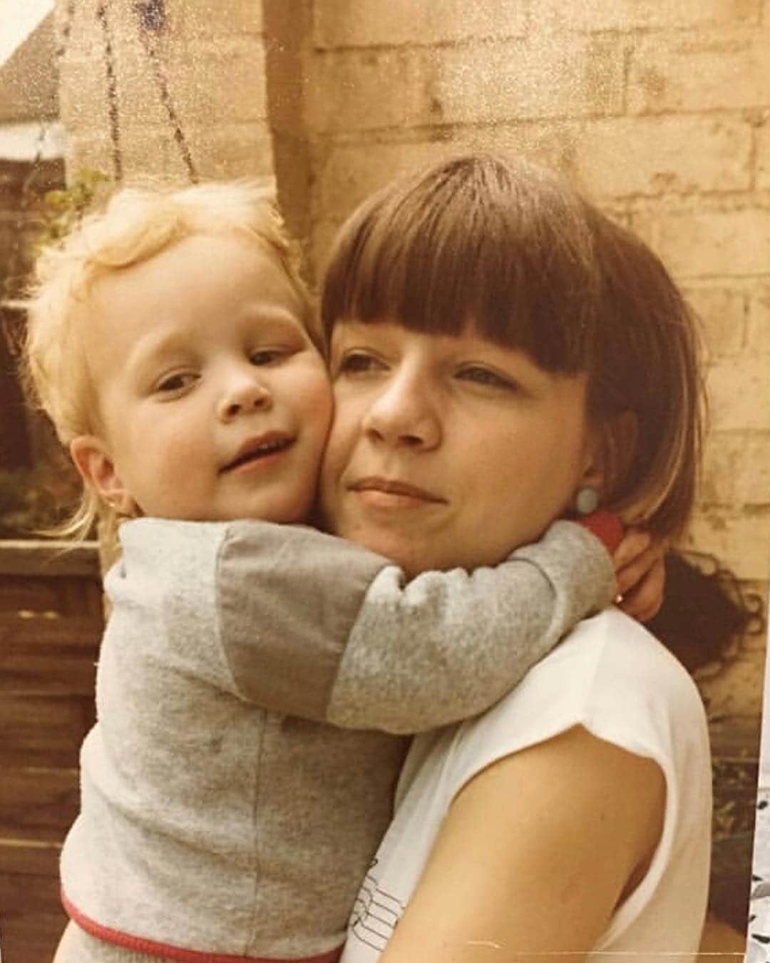 オリー・マーズさんのインスタグラム写真 - (オリー・マーズInstagram)「My first hug, My first kiss, My first love! Happy Mother’s Day mum 😘 #loveyou #mothersday #firstlove」3月31日 17時19分 - ollymurs