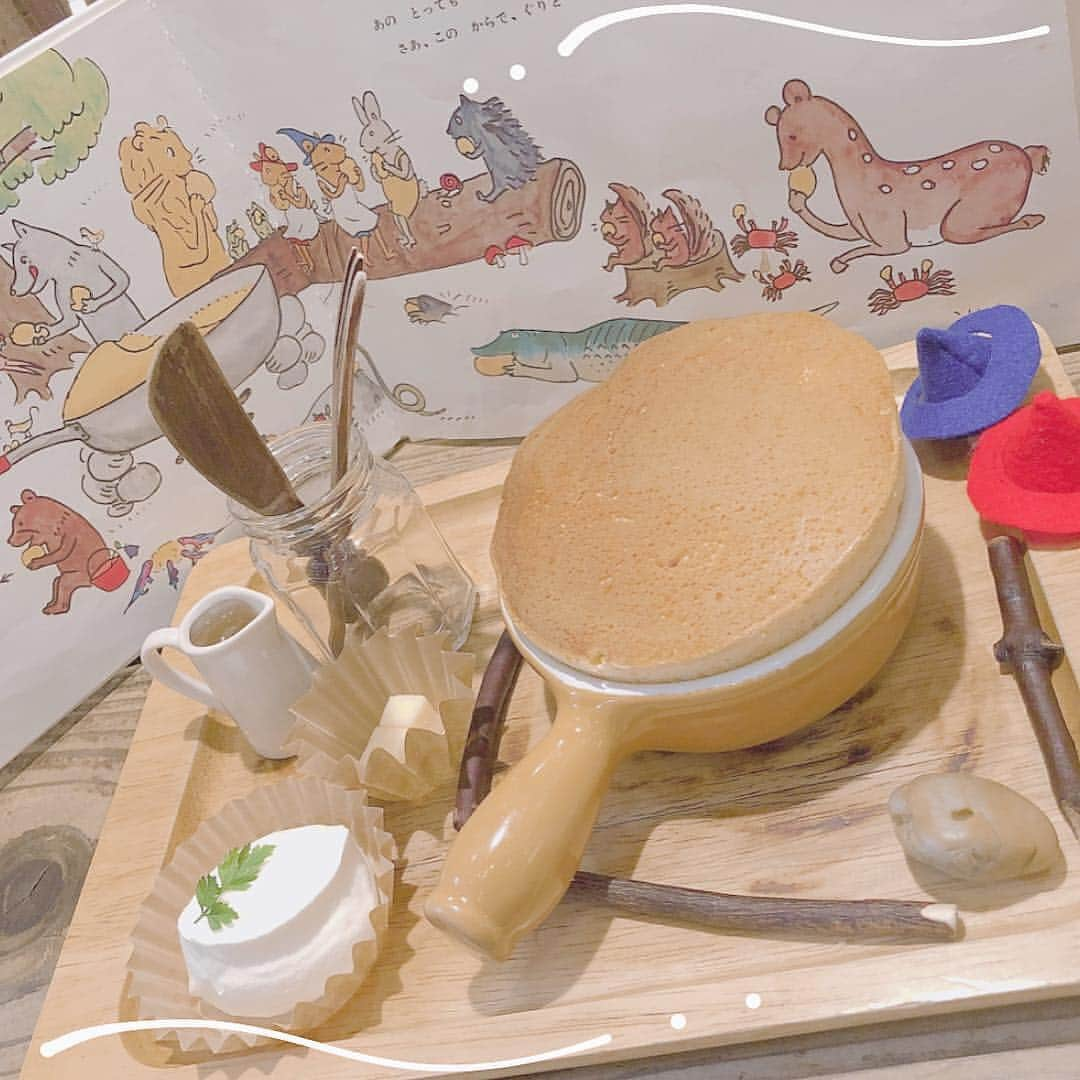 SUCLEさんのインスタグラム写真 - (SUCLEInstagram)「#ペンネンネネム 大阪にある絵本カフェ「絵本と珈琲ペンネンネネム」♡ . 絵本カフェなだけあって店内は絵本の囲まれています✨ . メルヘンな気分で楽しめそう♡ . カフェメニューのスイーツも絵本に出てくるホットケーキを再現するなど、楽しみがいっぱいですよ！  ぜひ足を運んでみて下さい🙌  大阪市北区豊崎3-6-4  photo by @airaaa_hkr . @sucle_ では紹介する写真を募集中👧🏻﻿﻿ ﻿﻿ ﻿﻿﻿﻿﻿﻿﻿﻿﻿﻿ タグ付けやハッシュタグをつけてくれた投稿からもピックアップした写真をリポストしています！﻿﻿﻿﻿﻿﻿﻿﻿﻿﻿﻿ #sucle をつける か このアカウントをタグ付けして投稿してね📸﻿﻿﻿﻿﻿﻿﻿﻿﻿﻿﻿ ﻿﻿﻿﻿﻿﻿﻿﻿﻿﻿﻿ おしゃれにかわいく♡女の子の日常をサポートする﻿﻿﻿﻿﻿﻿﻿﻿女子向けメディア｢SUCLE｣の公式ページにもきっと気になる記事がたーくさんあるので、ぜひチェックしてみてください👀﻿﻿﻿﻿﻿﻿﻿﻿﻿﻿﻿ ﻿﻿﻿﻿﻿﻿﻿﻿﻿﻿﻿ トップページのリンク や ストーリーズからジャンプできます♪  #大阪 #oosaka #大阪カフェ #絵本と珈琲ペンネンネネム #絵本 #絵本カフェ #おすすめカフェ #カフェ好き #スイーツ #food #甘党 #カフェ巡り #カフェ部 #カフェさんぽ #おしゃれカフェ #お洒落カフェ #今日の一枚 #food #yummy #おいしい #instafood #カフェタイム #cafestagram #instagood #デリスタグラマー #食べスタグラム #wp_delicious_jp #カフェ好きな人と繋がりたい」3月31日 17時27分 - sucle_