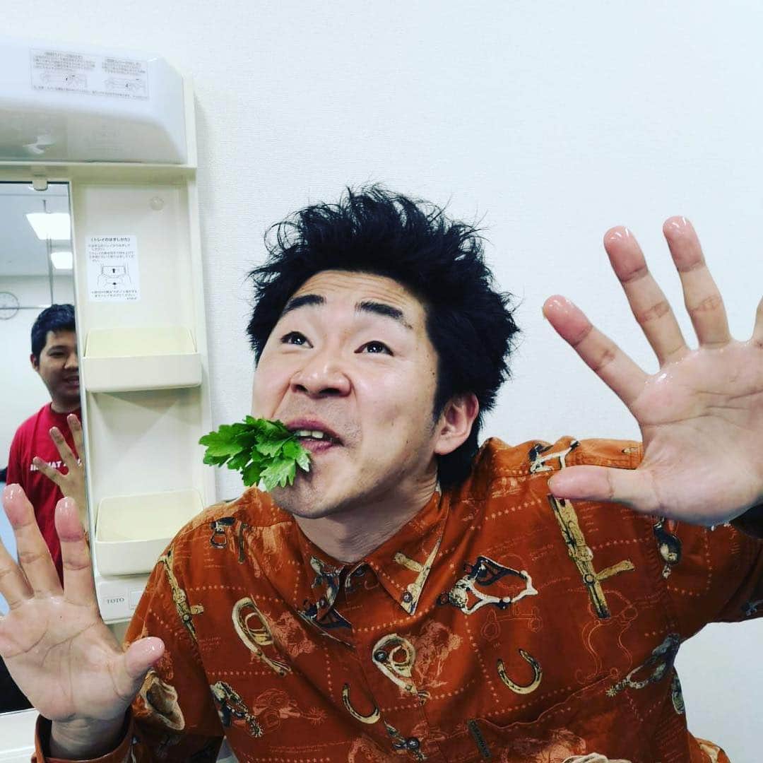 坂田 光さんのインスタグラム写真 - (坂田 光Instagram)「よしもとお笑い祭りin飯塚、終了。 ありがとうございました！1500人の超満員のお客さんの中、ネタ出来て最高です。実家の名産セロリを兄ちゃん夫婦がわざわざ持ってきてくれて、お客さんや、偉大な兄さん達も喜んでくれて万歳です。 ロバート馬場さんが、ここで食べようと炊事場でサッと手ほどきしていただいて、皆美味しいと言ってくれて、これまた感謝の嵐。 生まれ故郷のみやま市がどんどん知ってもらえて盛り上がってくれたらいいなと、心臓が燃えています。 頑張らねば。 #タカアンドトシ #ガリットチュウ #ロバート #初恋タロー #しずる #大谷健太 #チョコレートプラネット #イチキップリン #サンシャイン #みやま市 #1万件ポストプロジェクト #セロリ #この高鳴りを僕は青春と呼ぶ」3月31日 17時22分 - serorisakata