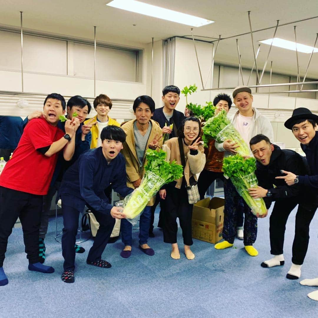 坂田 光のインスタグラム：「よしもとお笑い祭りin飯塚、終了。 ありがとうございました！1500人の超満員のお客さんの中、ネタ出来て最高です。実家の名産セロリを兄ちゃん夫婦がわざわざ持ってきてくれて、お客さんや、偉大な兄さん達も喜んでくれて万歳です。 ロバート馬場さんが、ここで食べようと炊事場でサッと手ほどきしていただいて、皆美味しいと言ってくれて、これまた感謝の嵐。 生まれ故郷のみやま市がどんどん知ってもらえて盛り上がってくれたらいいなと、心臓が燃えています。 頑張らねば。 #タカアンドトシ #ガリットチュウ #ロバート #初恋タロー #しずる #大谷健太 #チョコレートプラネット #イチキップリン #サンシャイン #みやま市 #1万件ポストプロジェクト #セロリ #この高鳴りを僕は青春と呼ぶ」