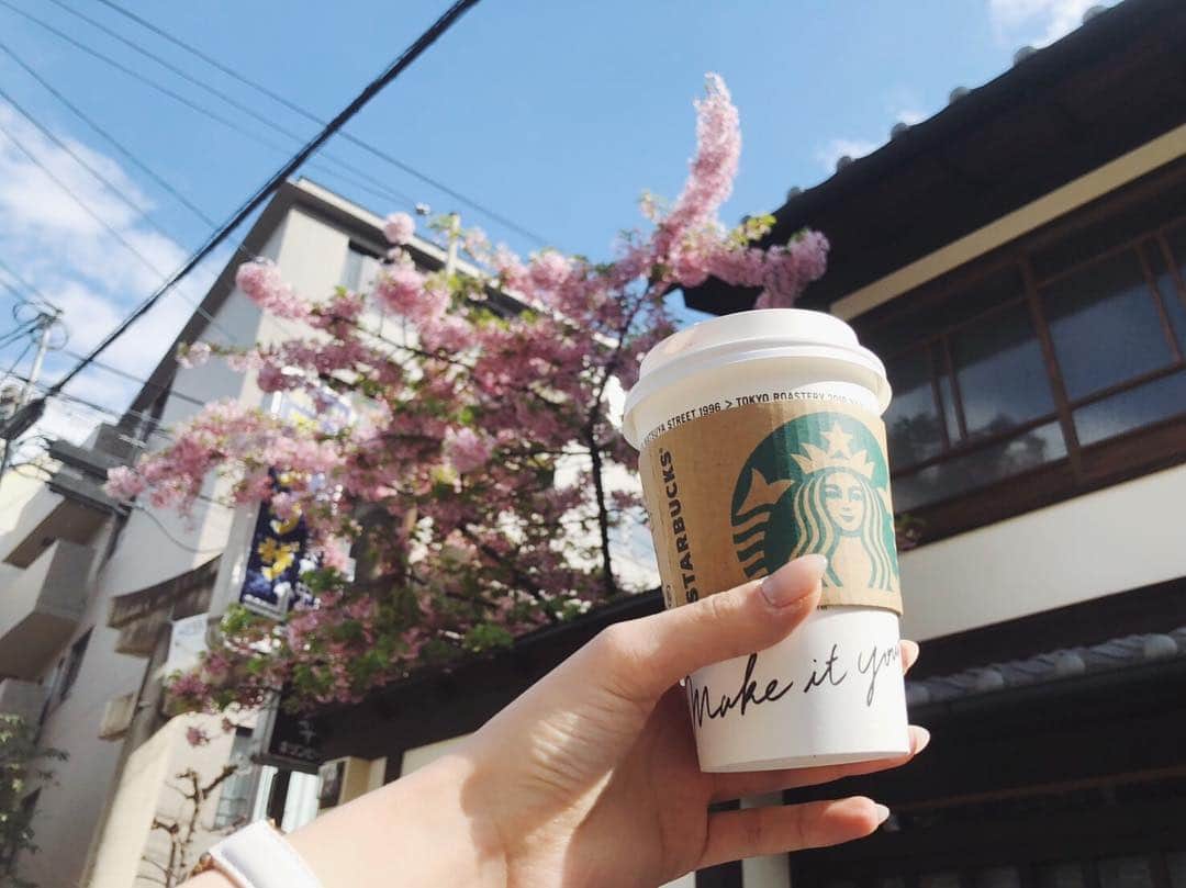 福井千佳さんのインスタグラム写真 - (福井千佳Instagram)「. . ひとつの区切り、年度末🌸 寂しいような、清々しいような。 . #桜#年度末#区切り#stb#Cherryblossom#スタバ#京都散策 . . 来年度の福井も、どうぞ宜しくお願い致します☺️ . #model#モデル#和装モデル#webモデル#関西モデル#手タレ#パーツモデル#作品撮り#フリーランス#福井千佳#chika_fukui#インフルエンサー#美容#followme#style#ヘアカラー#picoftheday#japan#サロモ#handmadeaccessory#ハンドメイドアクセサリー#写真好きな人と繋がりたい#いいね返し」3月31日 17時23分 - chika291