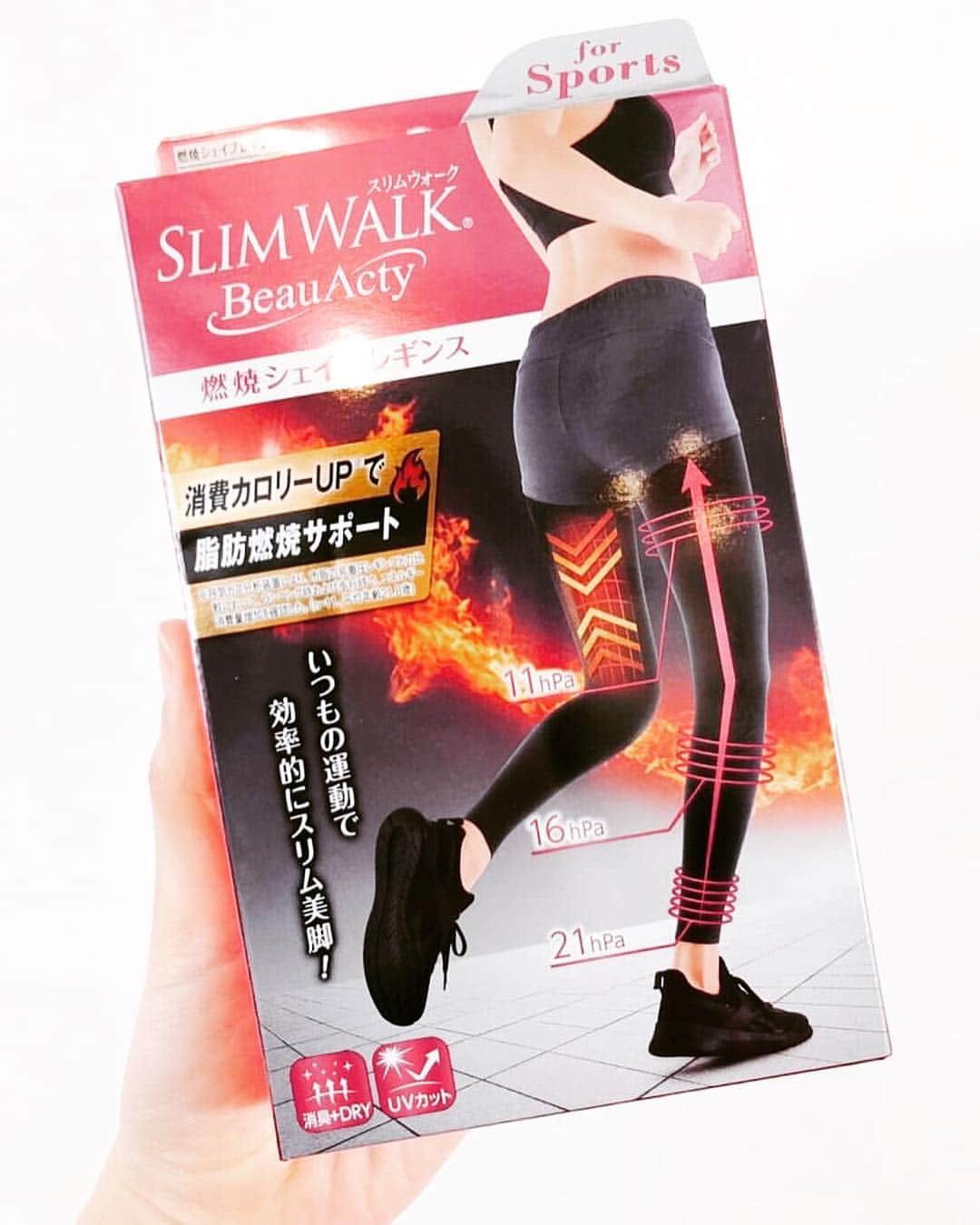 武智志穂さんのインスタグラム写真 - (武智志穂Instagram)「「SLIMWALK」といえば、美脚を目指す女性の強い味方🥊✨ そのスリムウォークから新しく誕生したスポーツラインの「スリムウォーク Beau-Acty（ビューアクティ）」。 ‌ いつもの運動時にはくことで、効率的に「スリム美脚」を目指せちゃう優れもの！ 太ももからお尻の筋肉の動きに負荷をかけて、運動時のカロリー消費を後押ししてくれます🔥 ‌ 毎日欠かさず愛犬のお散歩がてらに続けているスローランニング中にもはいているんだけど、確かにいつもより燃焼が早い気がして太ももやお尻がポカポカしてくるんです🥺‼️ ‌ 「骨盤サポート」と「お腹凸凹おさえ」のWシェイプ設計も嬉しいし、UVカットもしてくれてサラッとした着心地もこれからの季節には有り難い機能。 ‌ #燃焼シェイプレギンス #スリムウォーク #ビューアクティ #スポーツレギンス #SLIMWALK #slimwalk_pr @slimwalk_pip」3月31日 17時25分 - shiho_takechi